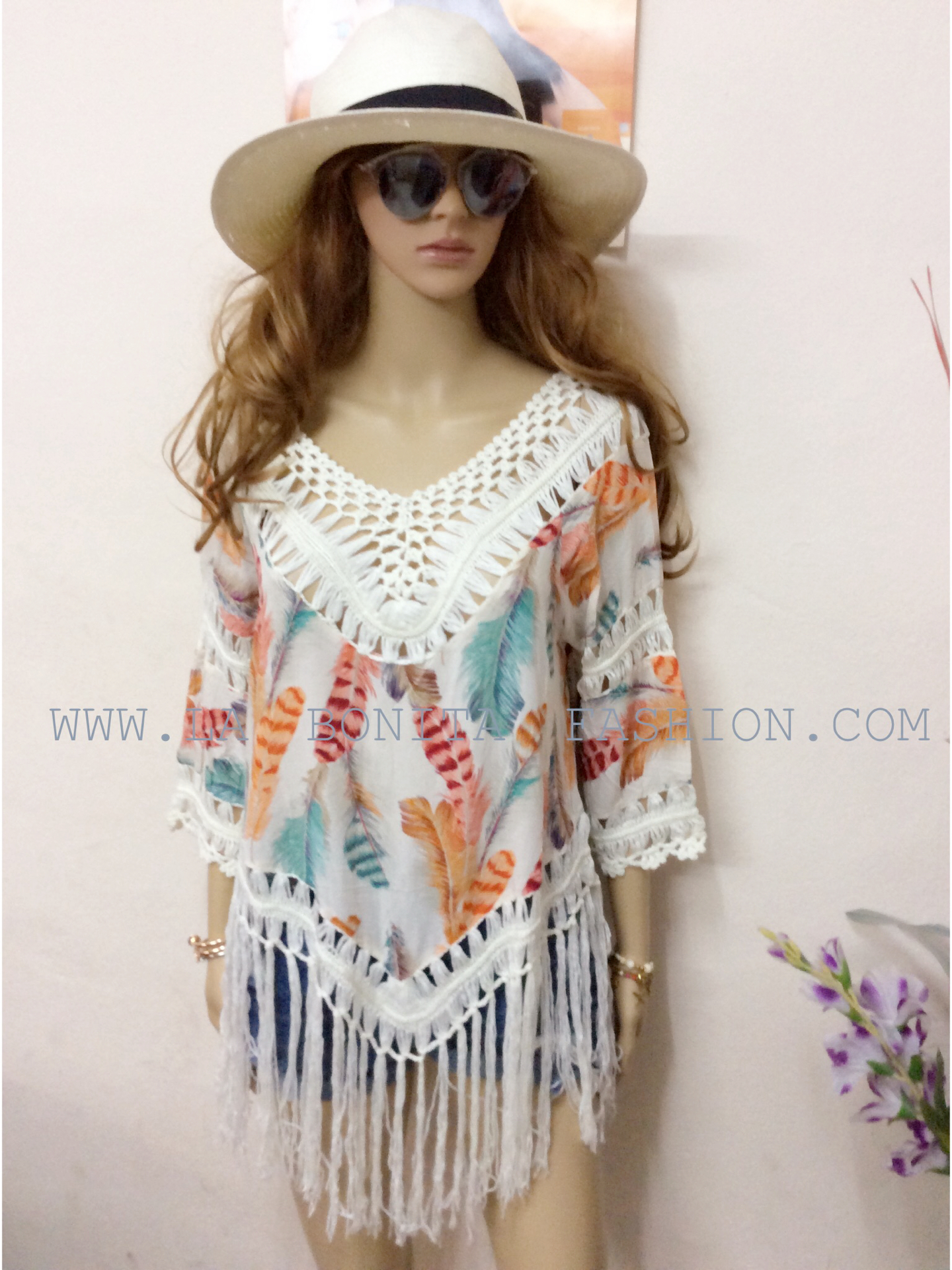 เสื้อสไตล์โบฮีเมียน พิมพ์ลายขนนก สีสดใส แต่งพู่ฟรุ้งฟริ้ง ทรงสวยน่ารัก ใส่สบายไม่ร้อน ใส่เดินเที่ยวชิวๆในวันสบายๆ