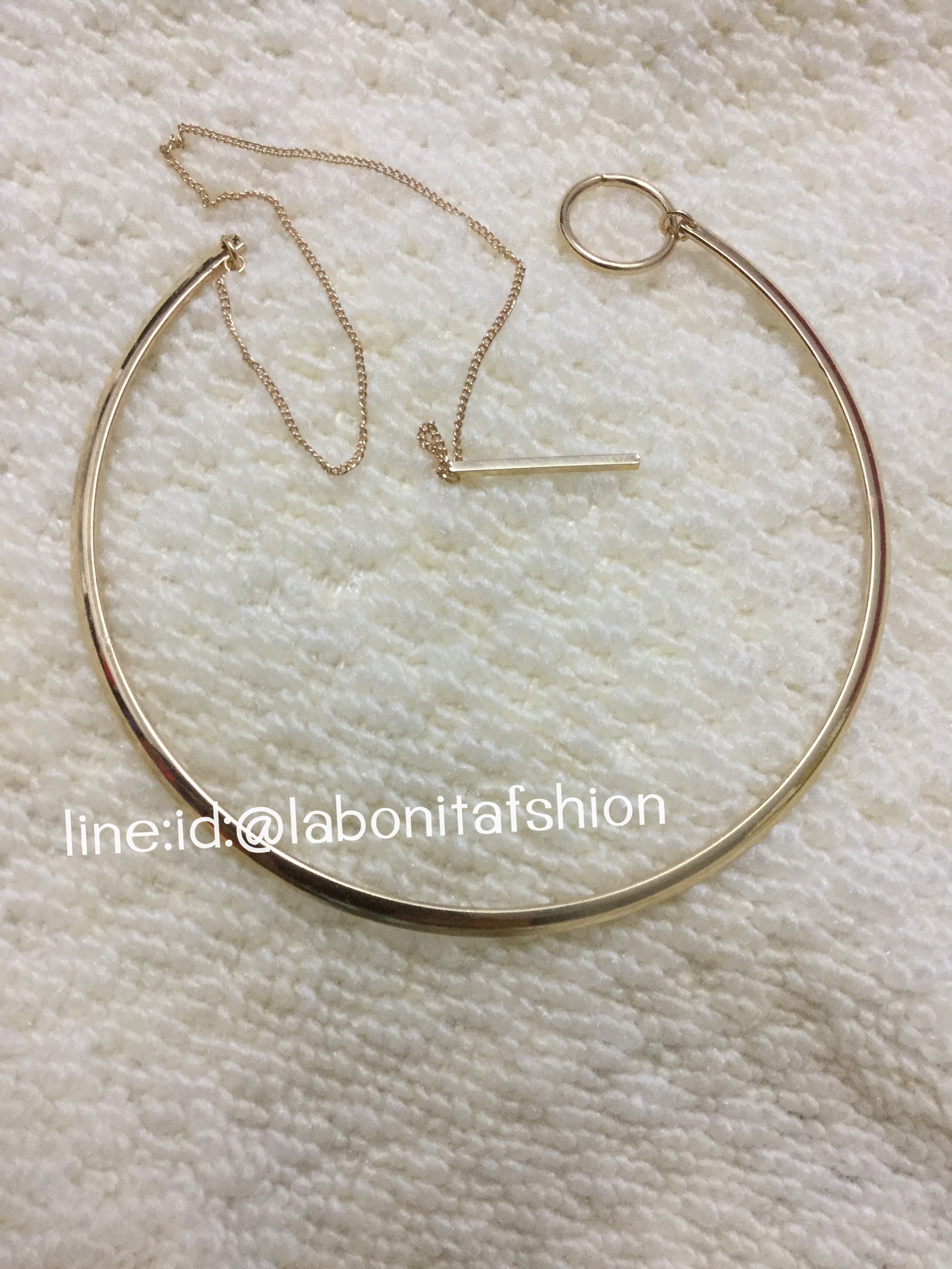 เสื้อทอknit ทรงผ่าแขนและแต่งห่วง มาพร้อมสร้อยห่วง เข้ากันสุดๆค่ะ