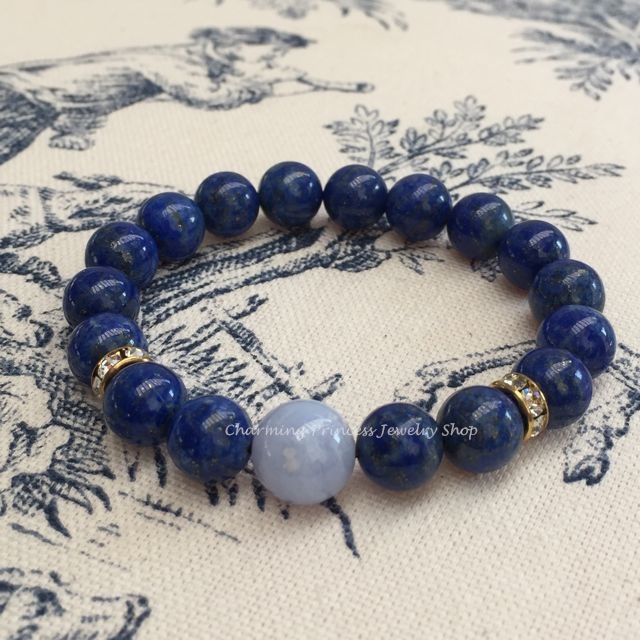 Lapis Lazuli 8 mm and Bluelace Agate 10 mm ลาปิส ลาซูลี่ และ บลูเลซ อาเกต เอาชนะความวิตกกังวล ช่วยให้มั่นใจในการแสดงออกต่อหน้าสาธารณชน พบติดตัวไว้สำหรับการ Presentation หรือ ปาฐกถาต่อหน้าคนหมู่มาก