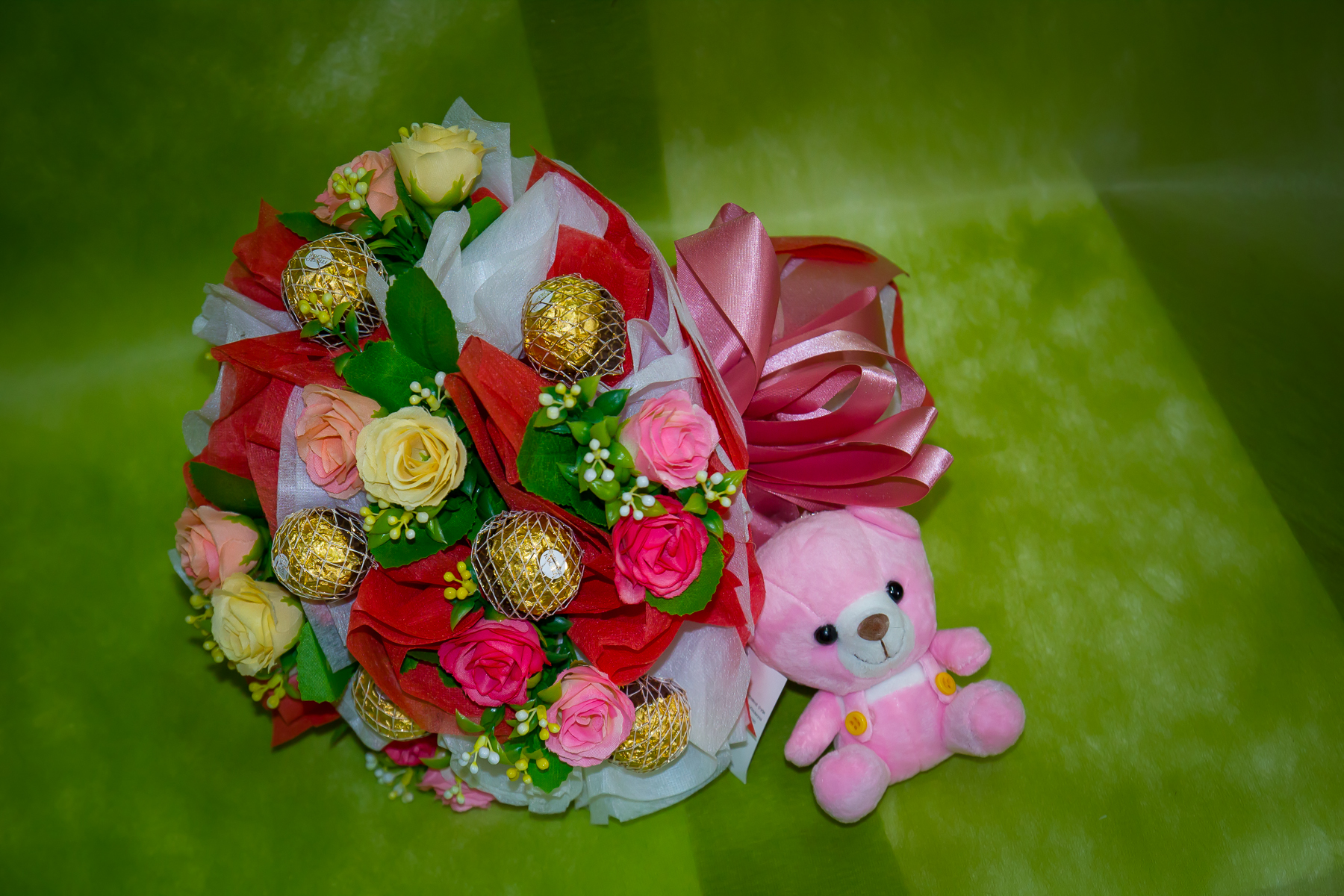 ช่อเฟอเรโร่ (Ferrero Rocher) จำนวน 9 ลูก ดอกกุหลาบสีชมพูอ่อน สลับแดง