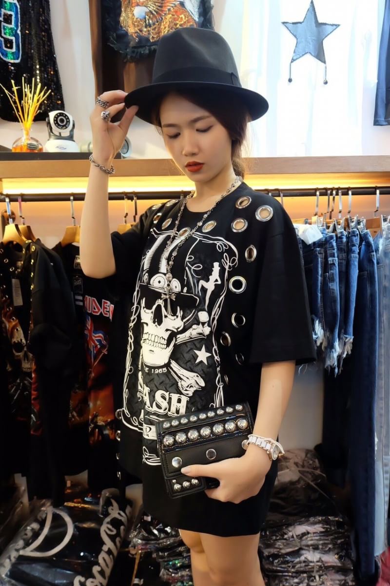 เสื้อยืดวง SLASH สกรีนลายกระโหลกไขว้ โทนขาวดำ ตอกตาไก่ สวยเท่ห์ ทรงOversize