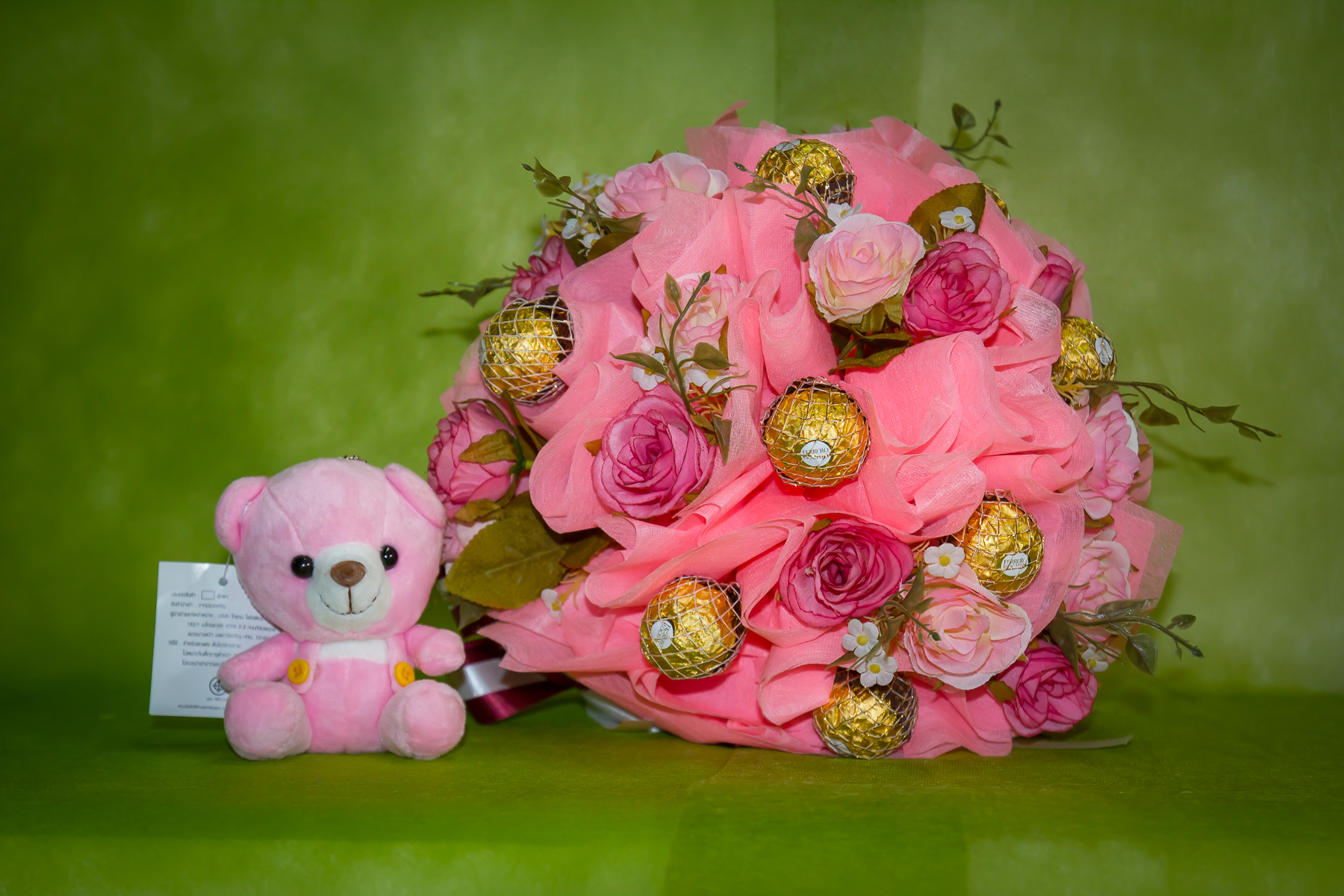 ช่อเฟอเรโร่ (Ferrero Rocher) 9 ลูก ดอกกุหลาบสีชมพูหวาน กระดาษสีชมพู