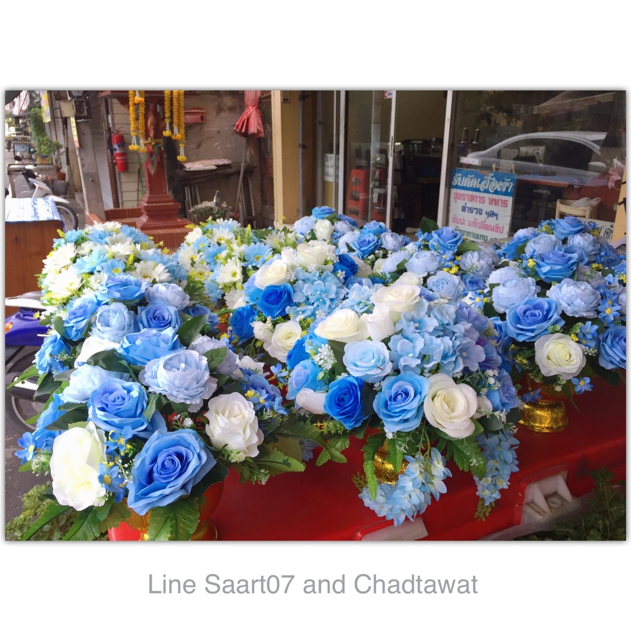 พานดอกไม้สีฟ้า
