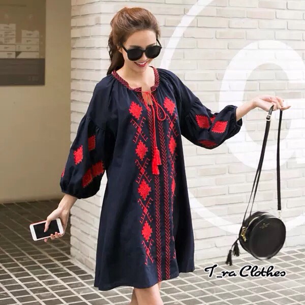 มินิเดรสงานปัก Style korea เนื้อผ้าคล้ายผ้าฝ้ายเนื้อดีงานปักละเอียด ดีเทลช่วงแขนปักลายกราฟฟิกแขนพอง ช่วงคอมีเชือกผูก บอกเลยว่างานสวยจ้า สามามารถใช่งานได้ทุกโอกาสไม่มีเอาค์ไม่ควรพลาดเลยจ้าา