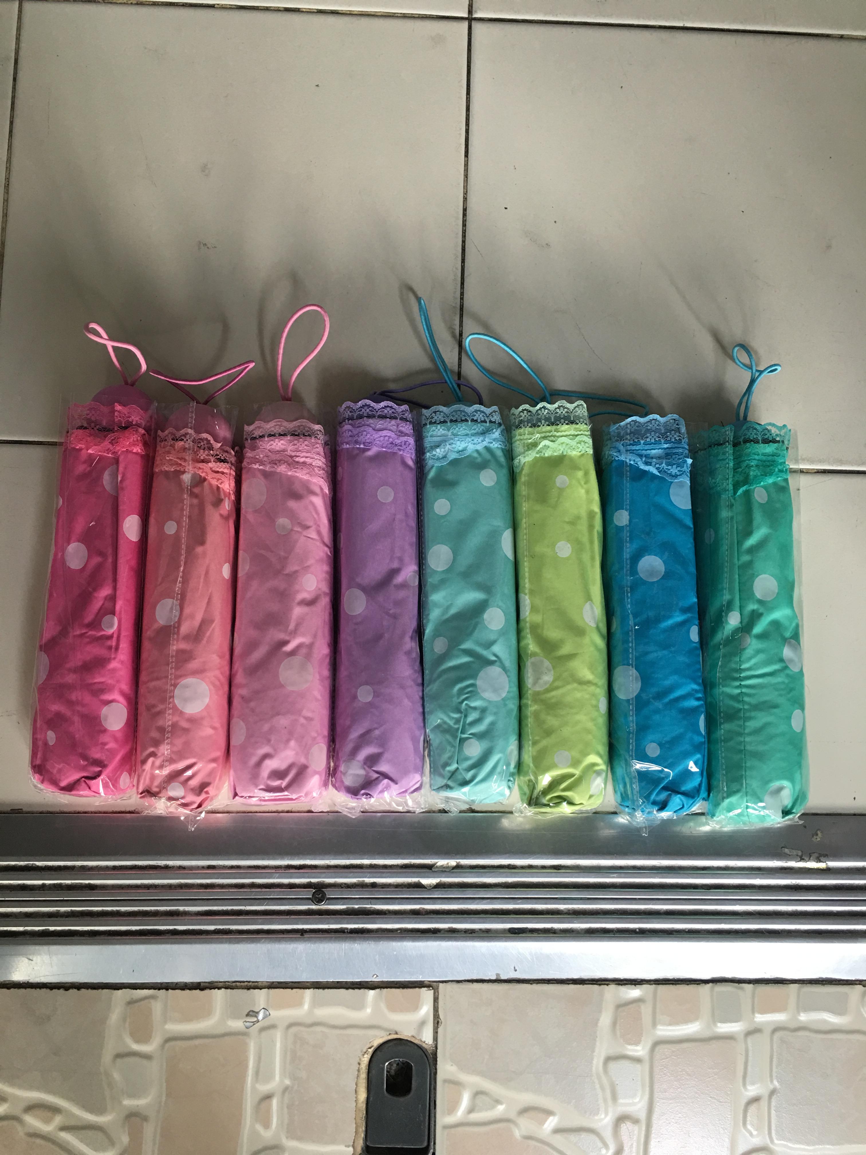 ร่มโค้งแฟชั่นลายจุดโดนแสงเปลียนสีได้ไม้มีระบายยูวีสีดำ