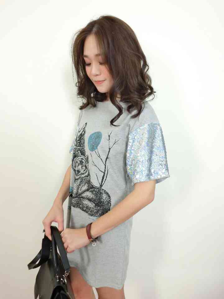 เดรสผ้ายืด/ หรือเสื้อตัวยาว สกีนลาย แขนปักเลื่อมวิ้งค่ะ