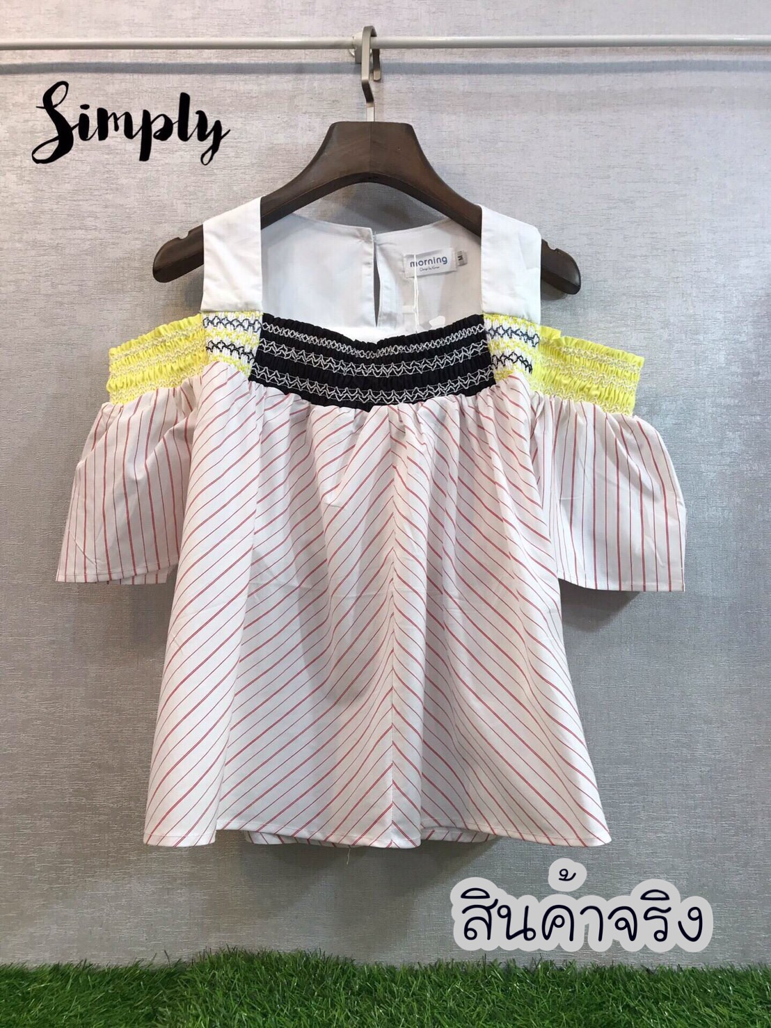 เสื้อโชว์ไหล่ ลายริ้ว เนื้อผ้าดีมากก แบบน่ารัก งานสวยเป๊ะสุดๆคร้า ใครใส่ก็น่ารัก^^