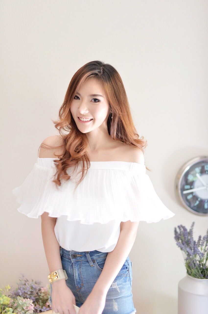 New Collection ผ้าเนื้อทรายหนานุ่ม ทรงปาดไหล่ ใส่ยางยืดขอบใหญ่ ระบายอัดพรีทสวยหรูมากค่ะ แบบCPS ชนชอปจ้า