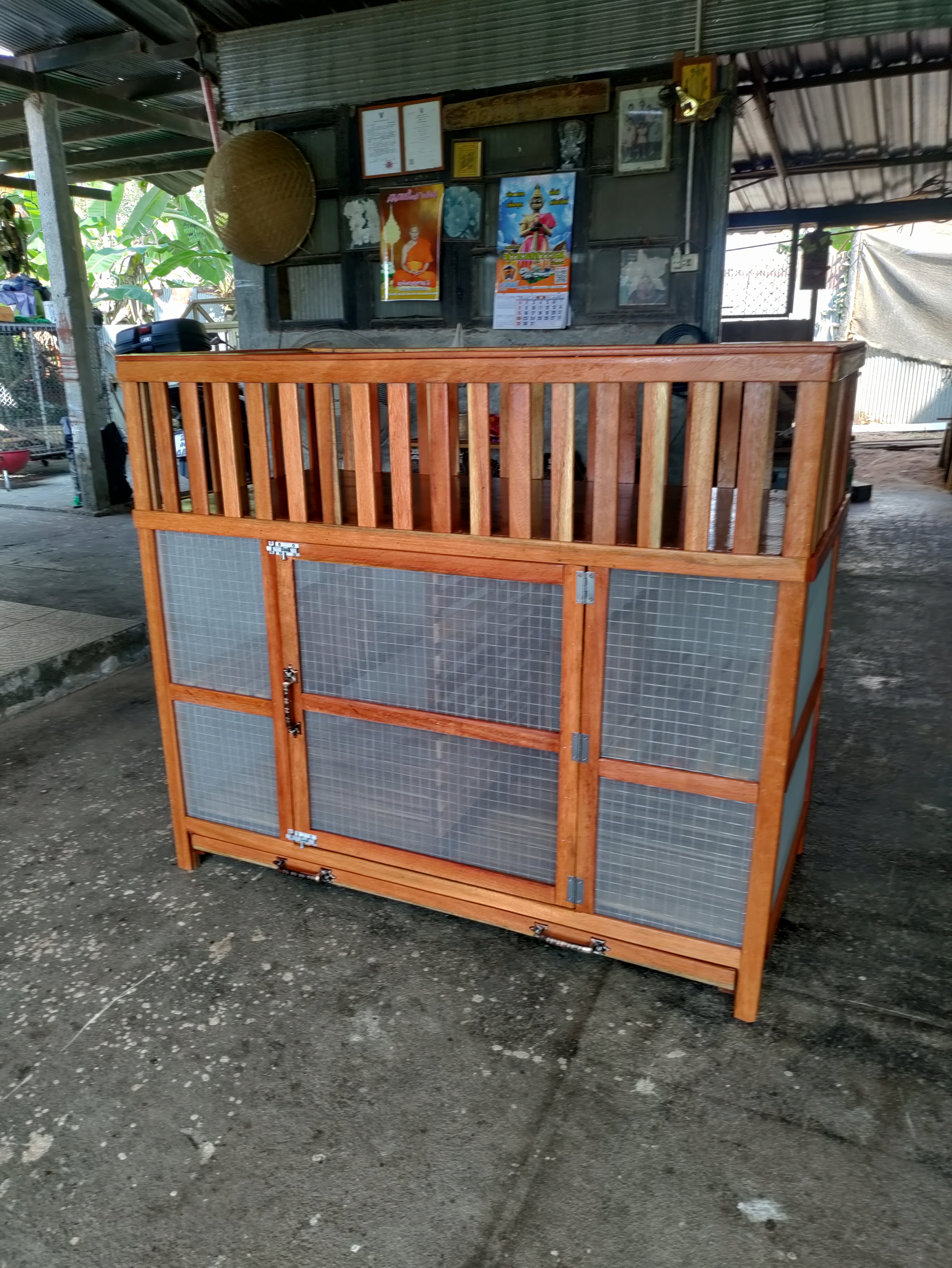 กรงกระต่ายพร้อมคอกไม้ด้านบน