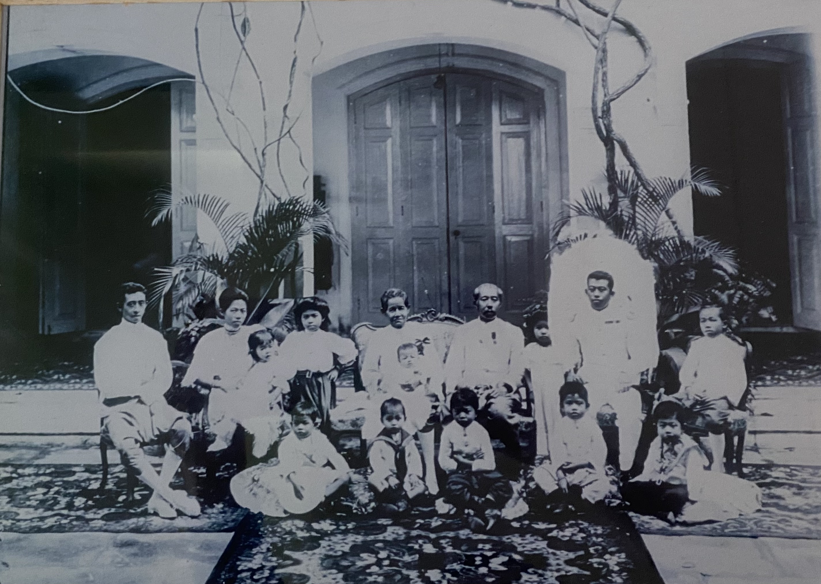 ภาพถ่ายเชื้อพระวงศ์เก่า พร้อมกรอบหลุยส์ งานตกแต่ง