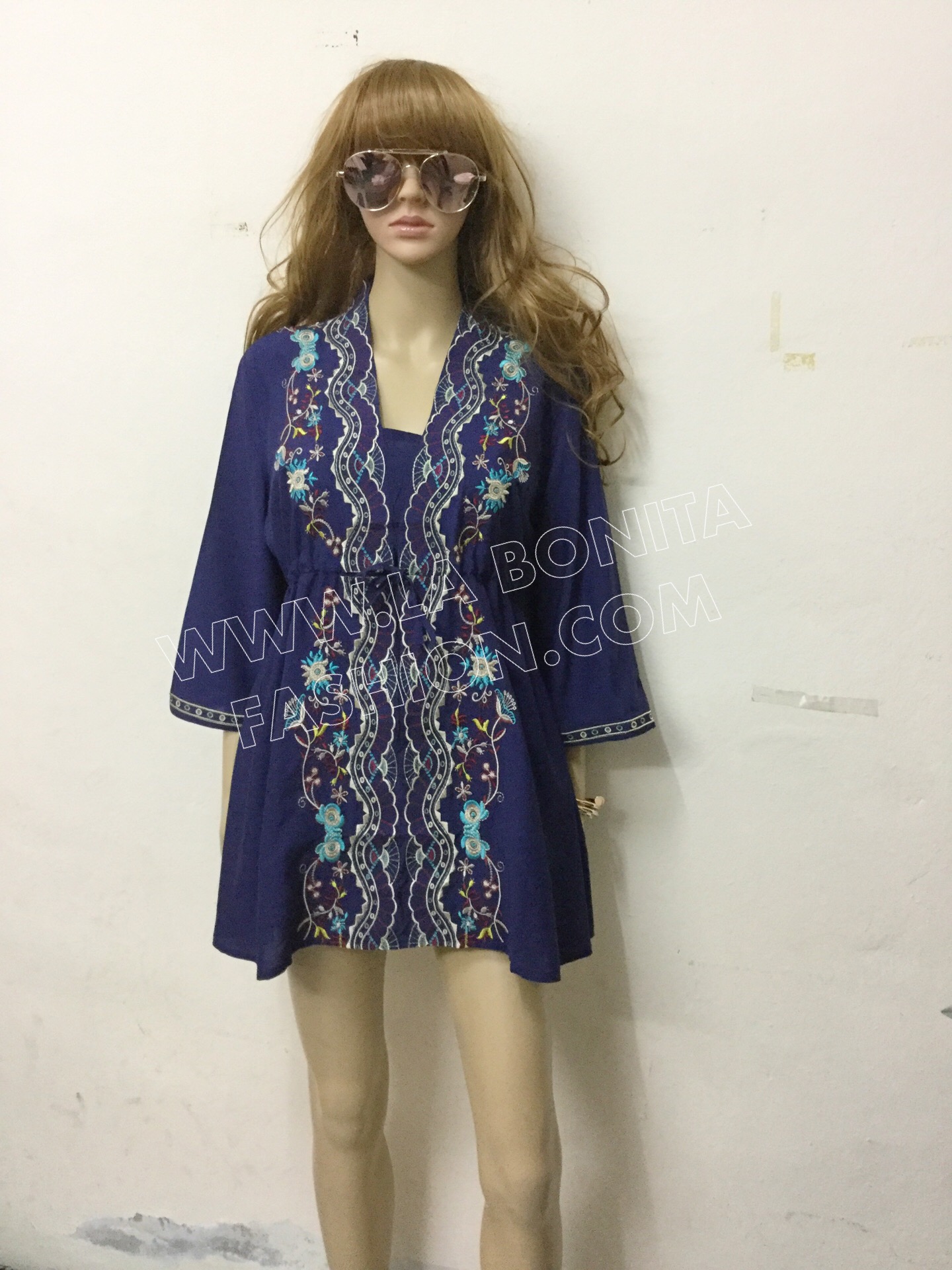 เดรสโบฮีเมียนคอวี มีเขือกปรับขนาดรอบเอว ปักลวดลาย ดอกไม้และเถาวัลย์งานปักสวยแน่น