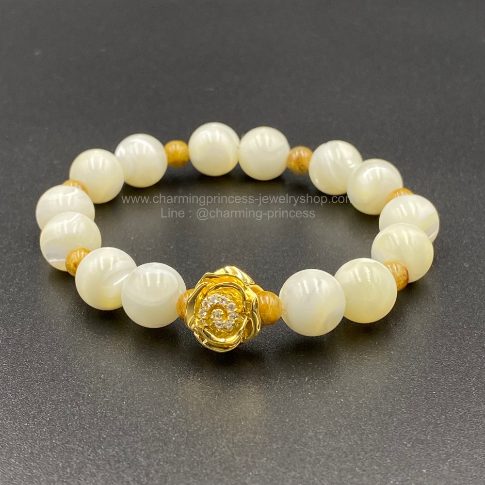 Mother of Pearl White มุก 10 มม และไหมทอง 5 มม ปกป้องคุ้มครอง นำพาความมั่งคั่งร่ำรวย ร้อยพร้อม ตัวคั่น หรือ ชาร์ม รูปดอกกุหลาบ ฝัง โทปาซ สวยสง่า ชุบสีทอง 925 Sterling Silver with 14K Yellow Gold Plated White Topaz Rose Design Charm