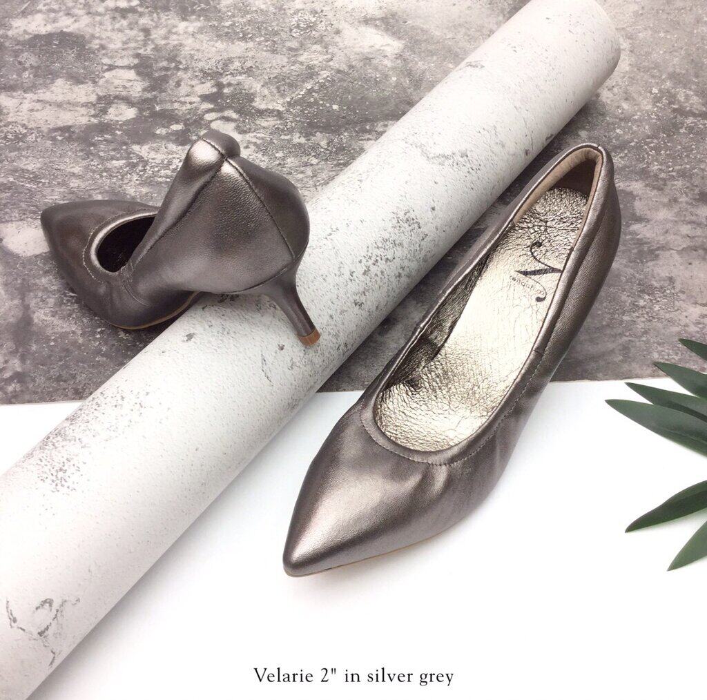 ทรงปกติ เปลี่ยนไซส์ได้-ไม่รับคืน รุ่นขายดี Zenachoo Velarie2 สูง 2 นิ้ว สี Silver grey รองเท้าหนังแกะแท้ หัวแหลมหน้ากว้าง