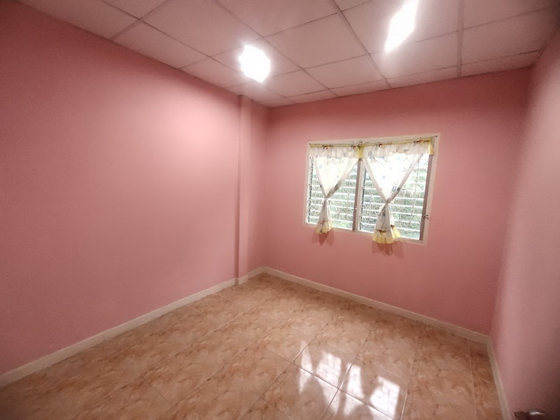 ทาวน์เฮ้าส์ 2 ชั้น ม.อู่ทองเพลส 2 คลอง 3 ลำลูกกา (ซ.เปียนนท์) ปทุมธานี ทำเลถนนเมน ห่างสถานีรถไฟฟ้าคูคตเพียง 5 นาที บ้านสวย ตกแต่งใหม่ พร้อมอยู่