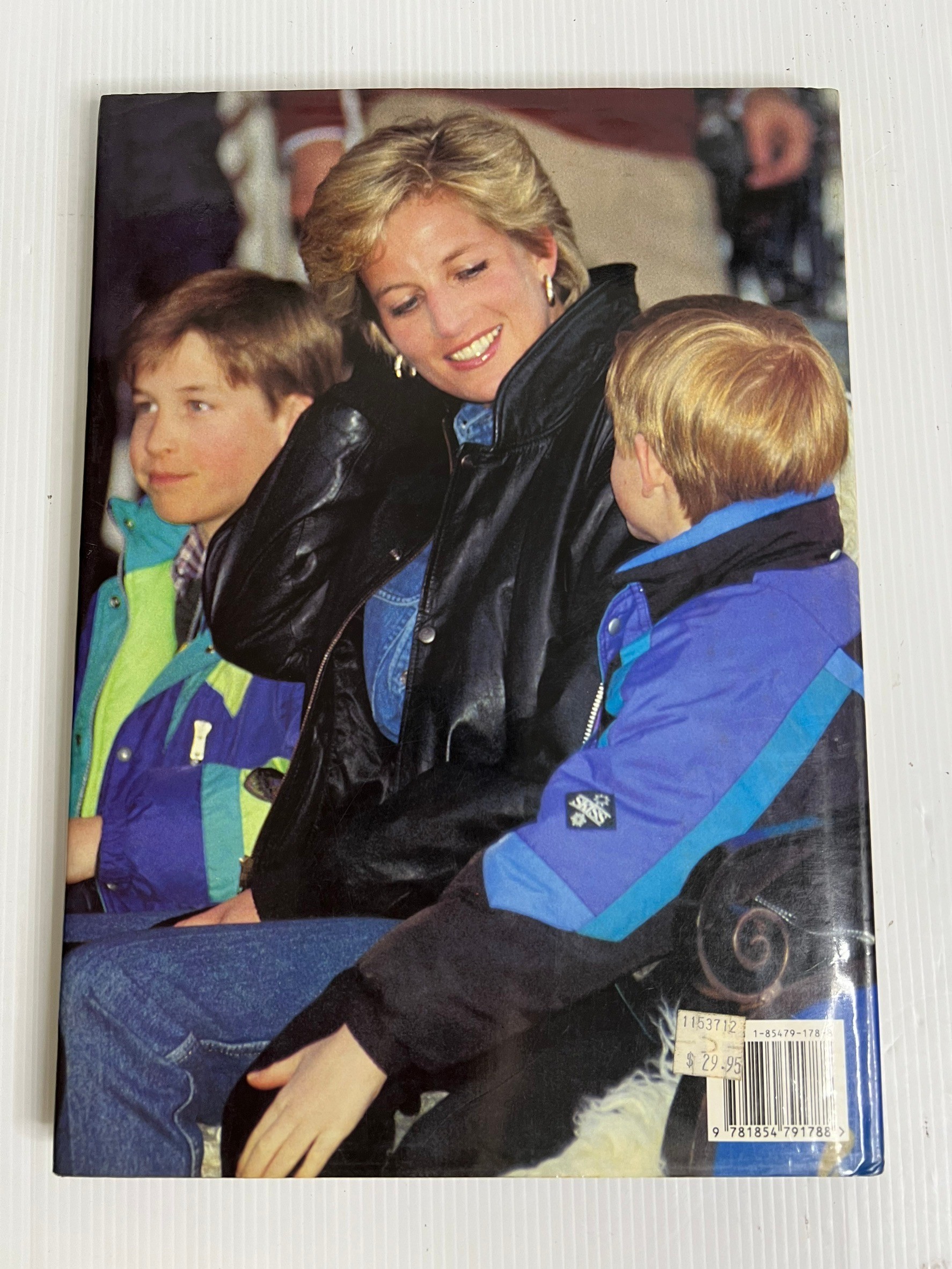 THE ROYAL YEAR 1993 Tim Graham January 1, 1994 90-99% Hardcover