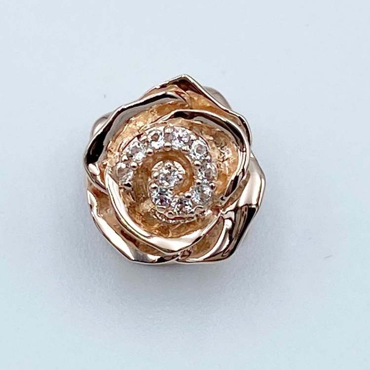 ตัวคั่น หรือ ชาร์ม รูปดอกกุหลาบ ฝัง โทปาซ สวยสง่า ชุบสีโรสโกลด์ 925 Sterling Silver with 14K Rose Gold Plated White Topaz Rose Design Charm
