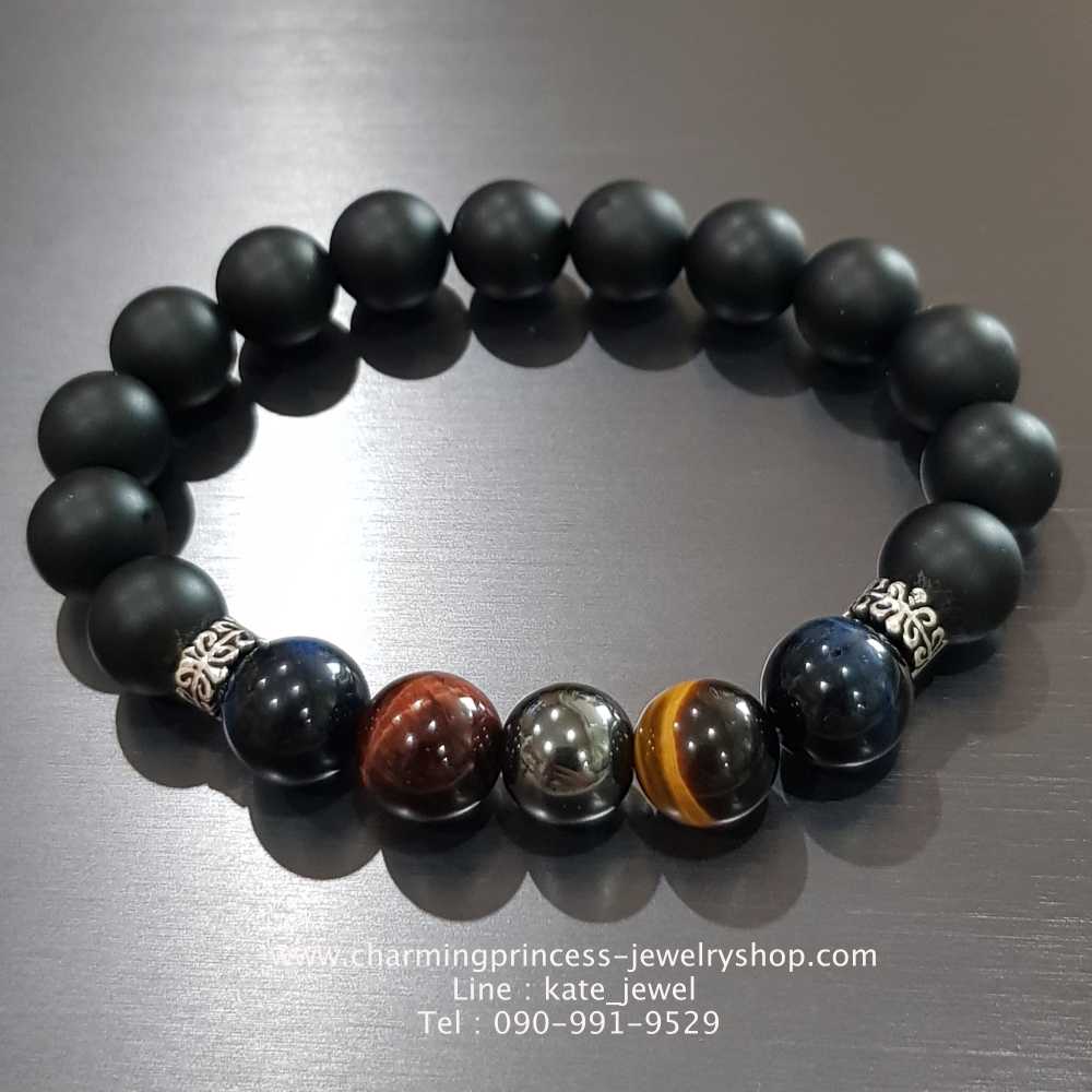 เบญจภาคี : นิล เฮมาไทต์ สามทหารเสือ ปกป้องคุ้มครองให้พ้นภัย แคล้วคลาดจากอันตราย รวมทั้งเสริมสร้างบารมีและมีเสน่ห์แก่ผู้พกเห็นทั่วไป ทำอะไรก็ประสบความสำร็จในชีวิต ศัตรูไม่กล้ามาแผ้วพลาน สิ่งที่ร้ายกลายเป็นดี V1