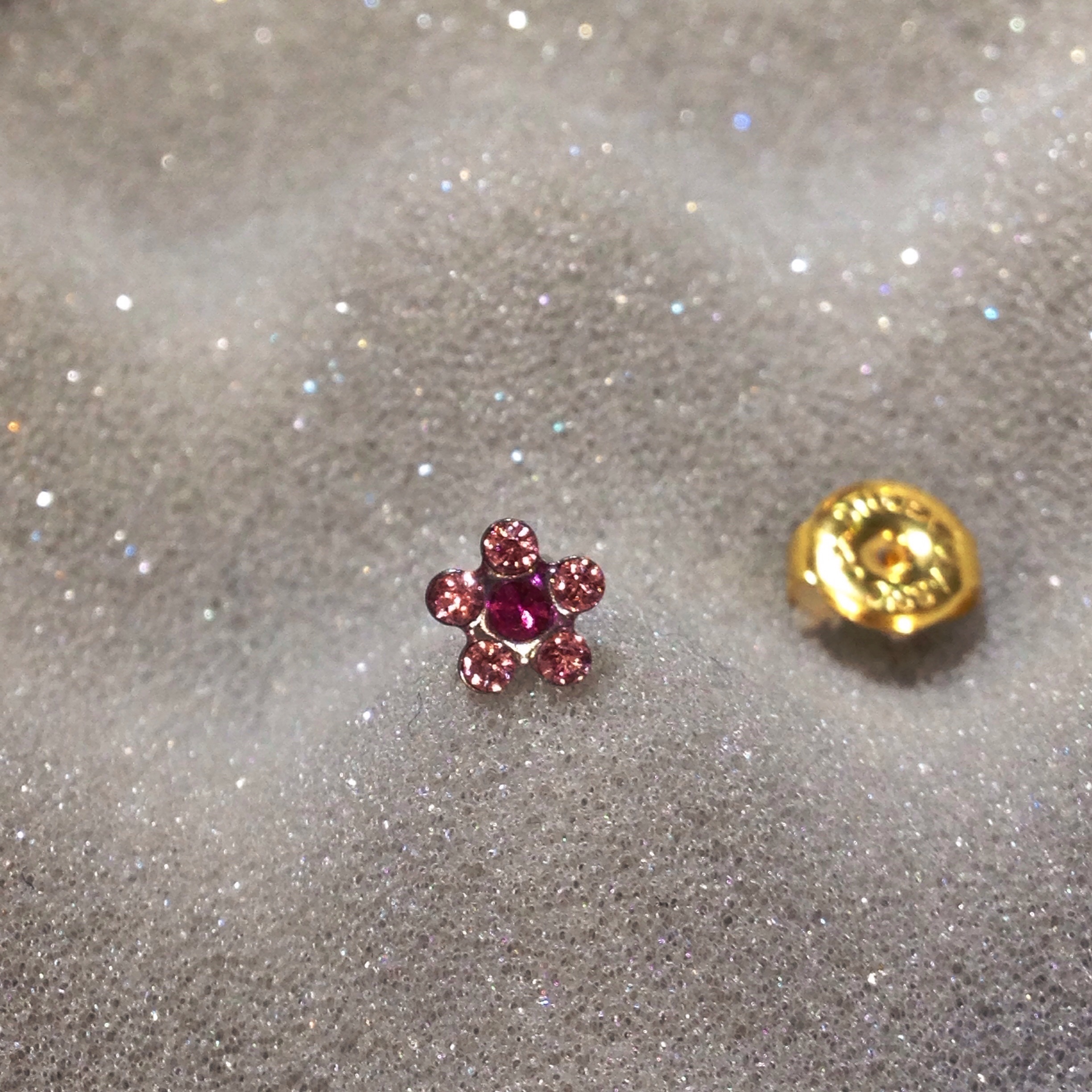 (ส่งฟรี แถมฟรีแป้นหมุดตัน)ต่างหูสำหรับผิวแพ้ง่าย DAISY PINK ดอกไม้ชมพู สแตนเลสเกรดการแพทย์ ปลอดภัย 100%_STD034