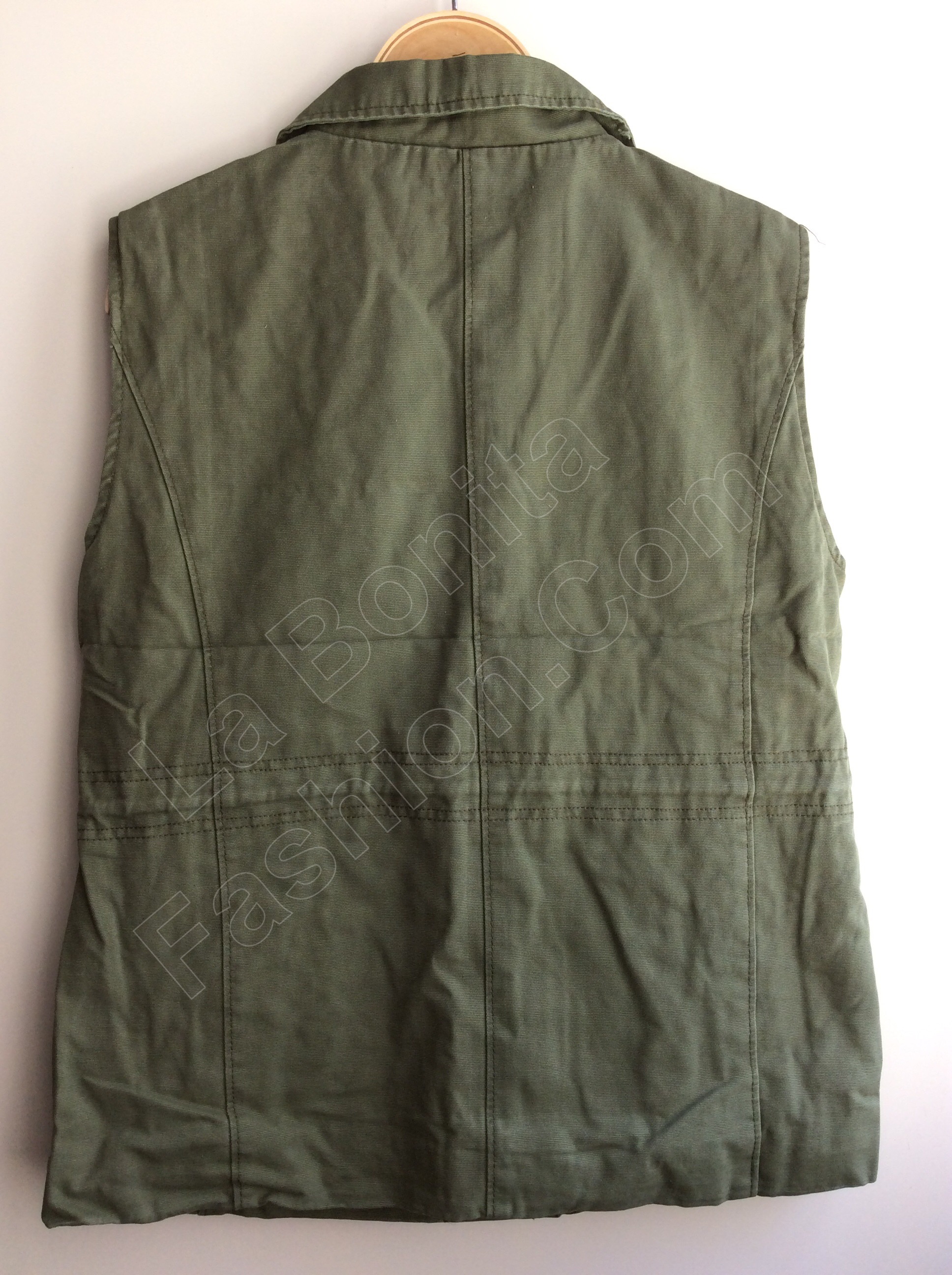 เสื้อกั๊กสีเขียวทหาร แต่งหมุดทองเท่ๆ