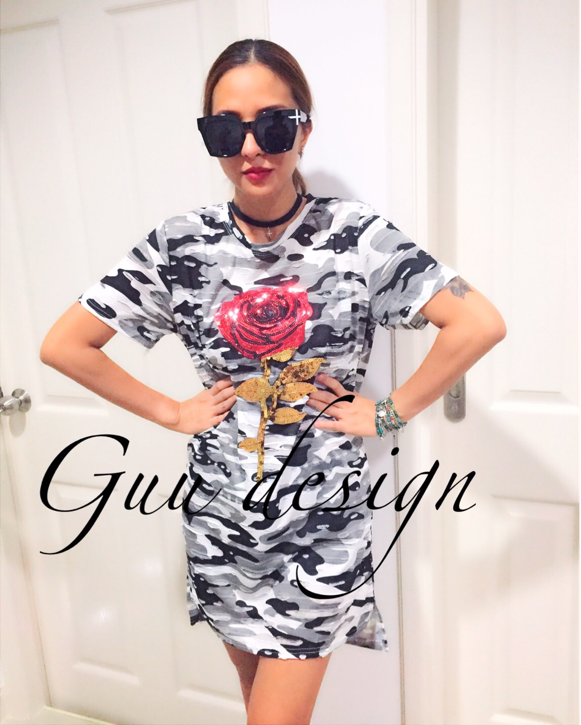 D&G ARMY ROSE รุ่นเดรสดีแอนด์จีอาร์มมี่ เนื้อผ้าคอตตอนยืดเนื้อหนานุ่มผ้ามีฉลุแทคเจอร์ในตัว ดีไซน์เป็นเสื้อยาวเดรสคอกลม แขนสั้น ผ่าข้าง ตกแต่งกริสเตอร์ลายกุหลาบดีแอนด์จี