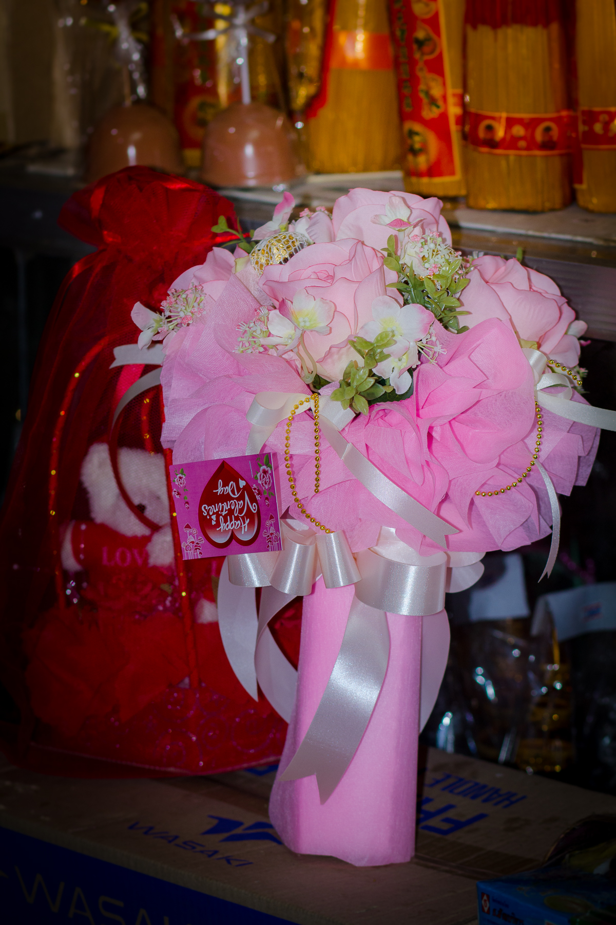 ช่อเฟอเรโร่ (Ferrero Rocher) 9 ลูก ดอกกุหลาบสีชมพูโอรส