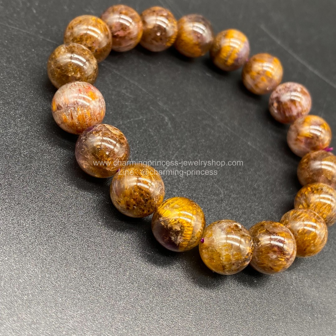 Cacoxenite in Amethsyt AAA คาค็อกซิไนท์ในอเมทิสต์ 11 มม ภายในมีแร่สีทองระยิบระยับเสริมอำนาจบารมีความมั่งคั่งร่ำรวย สวยน่าใส่มากๆค่ะ