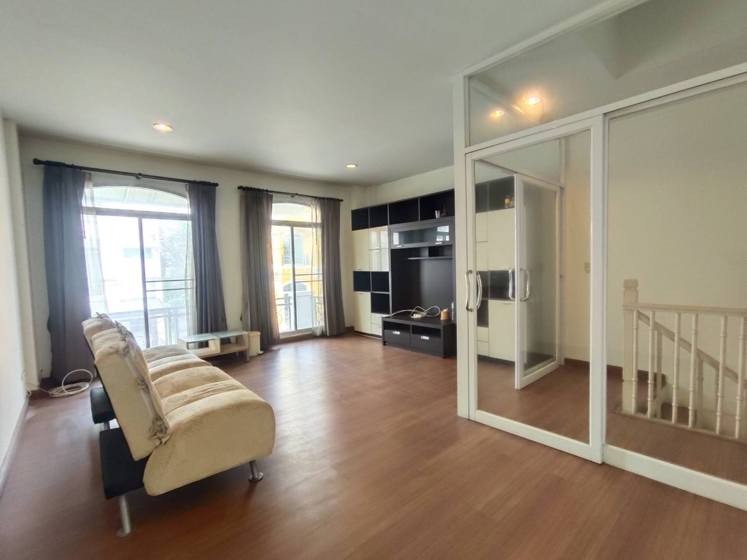 ทาวน์โฮม 3 ชั้น บ้านกลางเมืองสวิสทาวน์ ซ.ประเสริฐมนูกิจ 25 ถ.เกษตร-นวมินทร์ ลาดพร้าว บ้านอยู่หน้าคลับเฮ้าส์ ทำเลดี บ้านสวย พร้อมอยู่ Baan Klang Muang Swiss Town