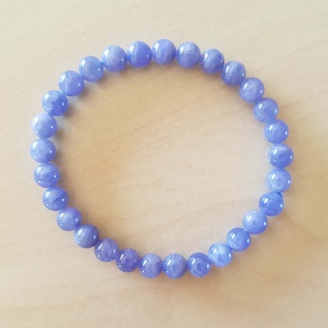 Tanzanite แทนซาไนท์ 6 มม เป็นตัวแทนของความมั่นคงทั้งจิตใจและร่างกาย ความโดดเด่นในวงสังคม ความอดทนอดกลั้นสูง มีอำนาจเหนือคู่แข่ง อัญมณีประจำเดือนเกิดเดือนธันวาคม