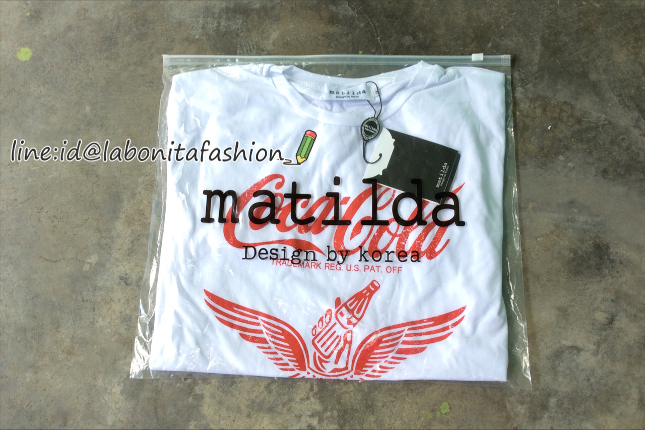 พบกับเสื้อแขนสั้น เนื้อผ้ายืดสั่งทอพิเศษอย่างดีค่ะ มาพร้อมงานสกรีนลาย coca cola เป็นเทคนิคพิเศษเฉพาะที่ร้านตรงด้านหน้าตัวเสื้อตัว เสื้อทำขาดเก๋และเท่ห์มากๆๆค่ะ