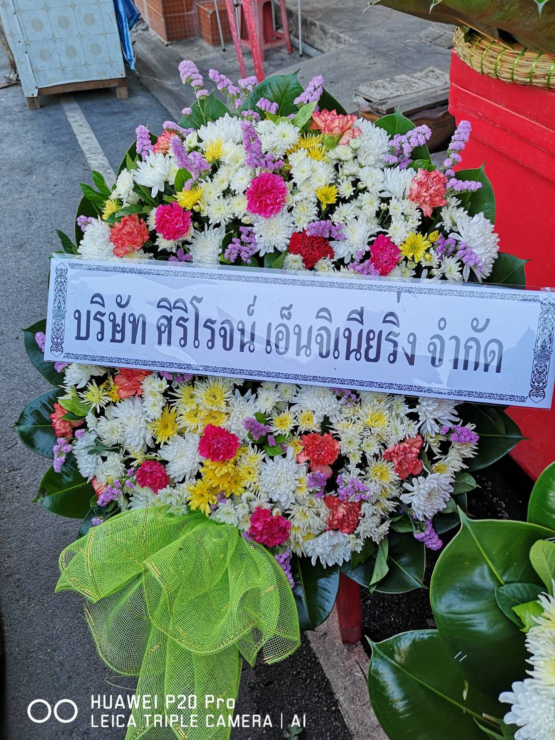 พวงหรีดดอกไม้สด โทนสีสดใส