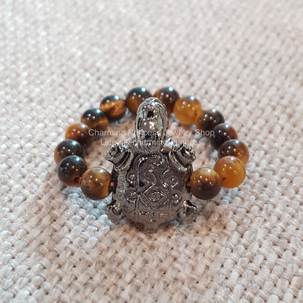 แหวนหินตาเสือ ร้อยพร้อมพญาเต่าเรือนล้าน ฐานุตตโม วัดโตนด นครราชสีมา สีลงดำ เครื่องรางของขลัง โชคลาภ ดูดทรัพย์ มีรูร้อยเป็นแหวนหรือสร้อยข้อมือได้ค่ะ ทุกชิ้นมีตัวเลขแกะประจำองค์อยู่ด้านหลัง