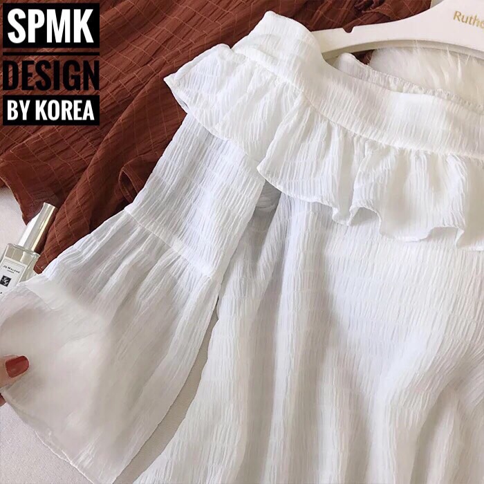 BRAND: SPMK เสื้อเกาหลีทรงน่ารัก เปิดไหล่คอระบาย เนื้อผ้าพริ้วใส่สบายไม่อึดอัด มีลายในตัว ช่วงไหล่ขยายได้ด้านหลังจับสม๊อก ผ้าดี เนื้อนุ่ม