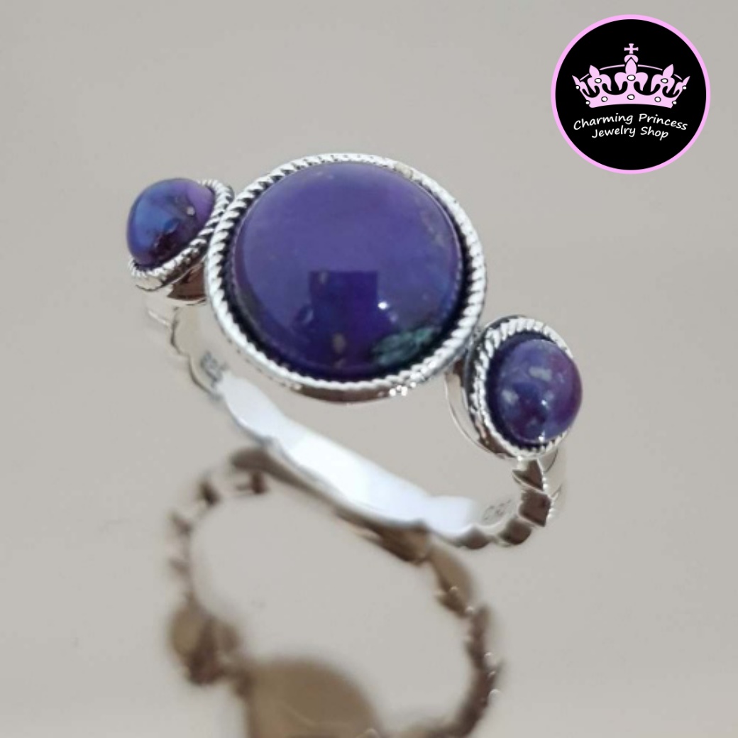 แหวนเทอร์ควอยซ์สีม่วง แหวนหินนําโชค เงินแท้ 925 พลอยขนาด กลม 9 มม /1 เม็ด พลอยขนาด กลม 4 มม / 2 เม็ด พลอย 3 เม็ด หมายถึง อดีต ปัจจุบัน และอนาคต 925 Triology, Trinity , Three Stone Purple Turquoise Ring