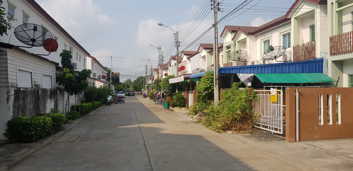 ทาวน์เฮ้าส์ ม.ไลโอ 23.1 ตร.ว. ซอยวัดพระเงิน กาญจนาภิเษก บางม่วง บางใหญ่ นนทบุรี หลังมุม สวย พร้อมอยู่