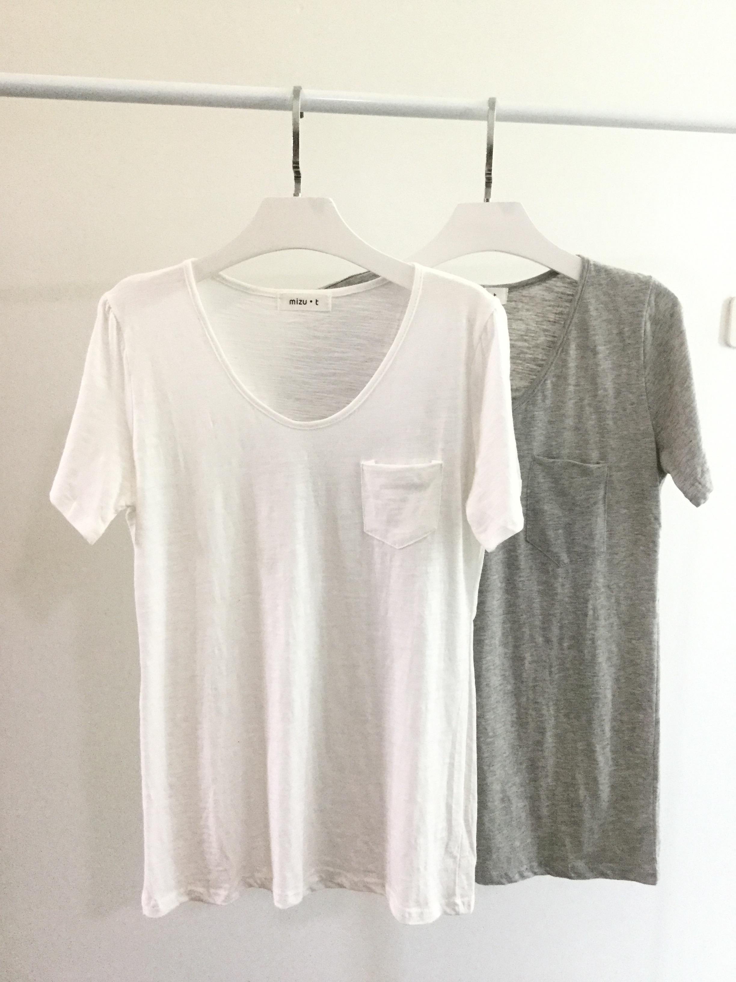 เสื้อยืดคอวี แบบคุณใหม่ ดาวิกา ผ้าสลาพเนื้อดี มีลายในตัว ผ้าไม่หนาและไม่บางจนเกินไป