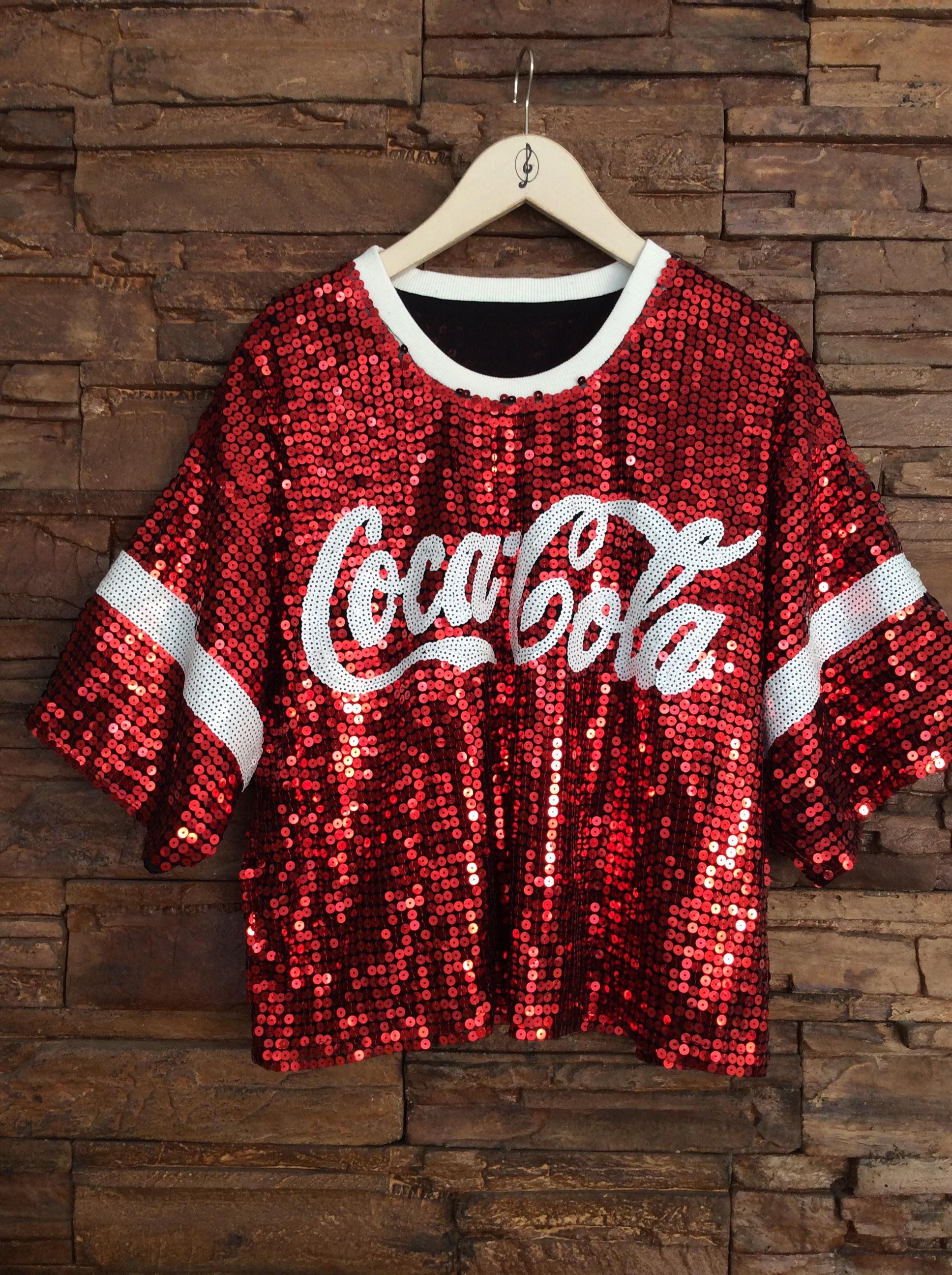 KOREA ITEM COCA COLA TOP สินค้าพร้อมส่งจร้า ห้ามพลาดเลยน่ะค่ะสาวๆ สำหรับเสื้อรุ่นนี้ แม่ค้าช๊อปปชอบ เสื้อวิ๊ง Coca Cola งานปักแน่นๆ ปราณีตสุดเลยจร้า แมทซ์กับ อะไรก็เริสคร้า แม่ค้าการันตรีเลยยย เหมาะกับสาวๆทุกไซค์เลย น่ะค่ะ