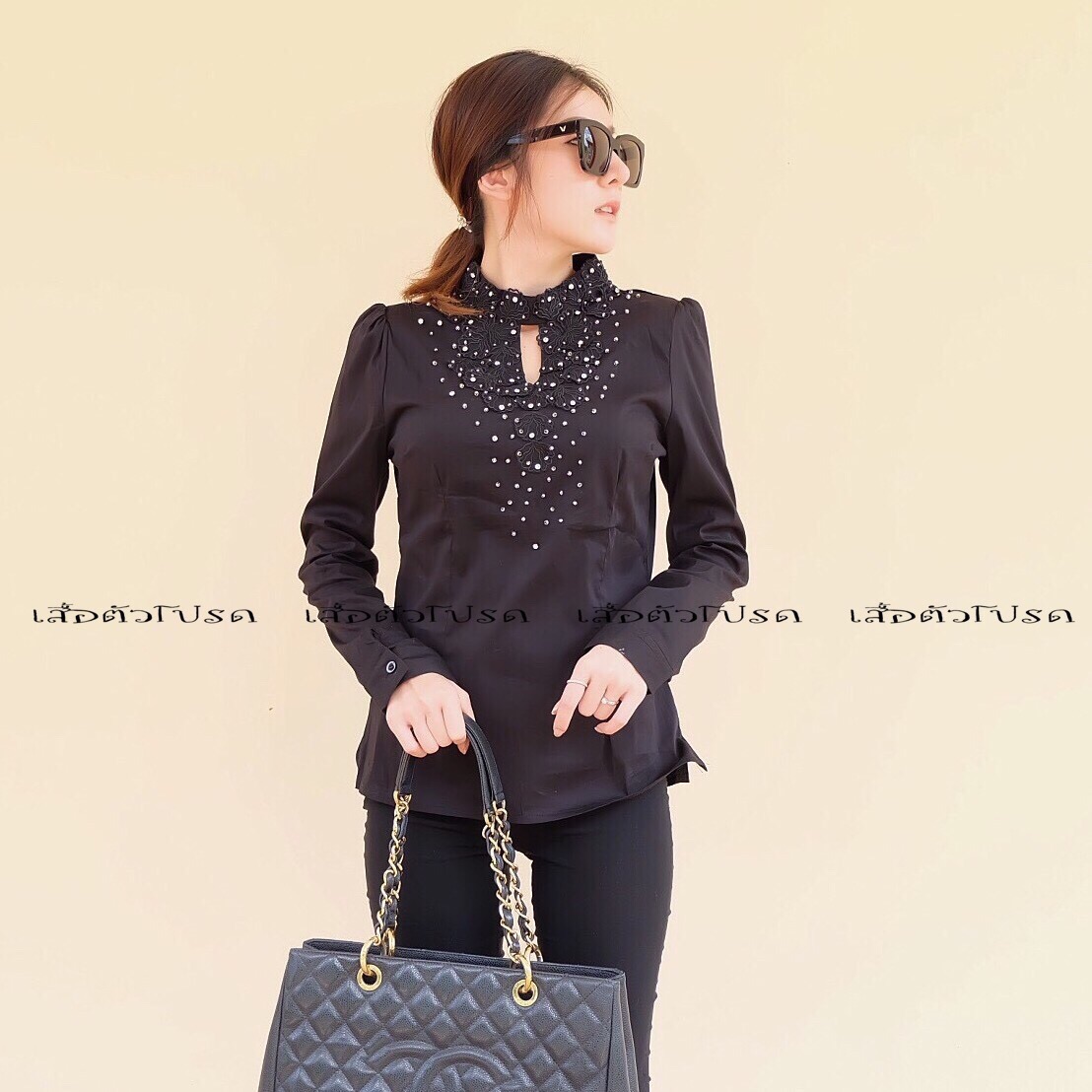 เสื้อแขนยาวเจาะคอ แต่งลูกไม้และมุขช่วงอกและคอ งานสวยปังมีคลาสมากค่ะ ผ้ายืดนิ่มทรงสวย ใส่ทับในกางเกงหรือกระโปรงก็เข้าน้า