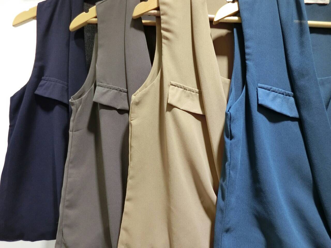 Crossing Gem Blouse (ONLY @Naked Studio) เสื้อแขนกุดทรงผ้าถ่วงหน้า ทรงสวย เรียบหรูค่ะ