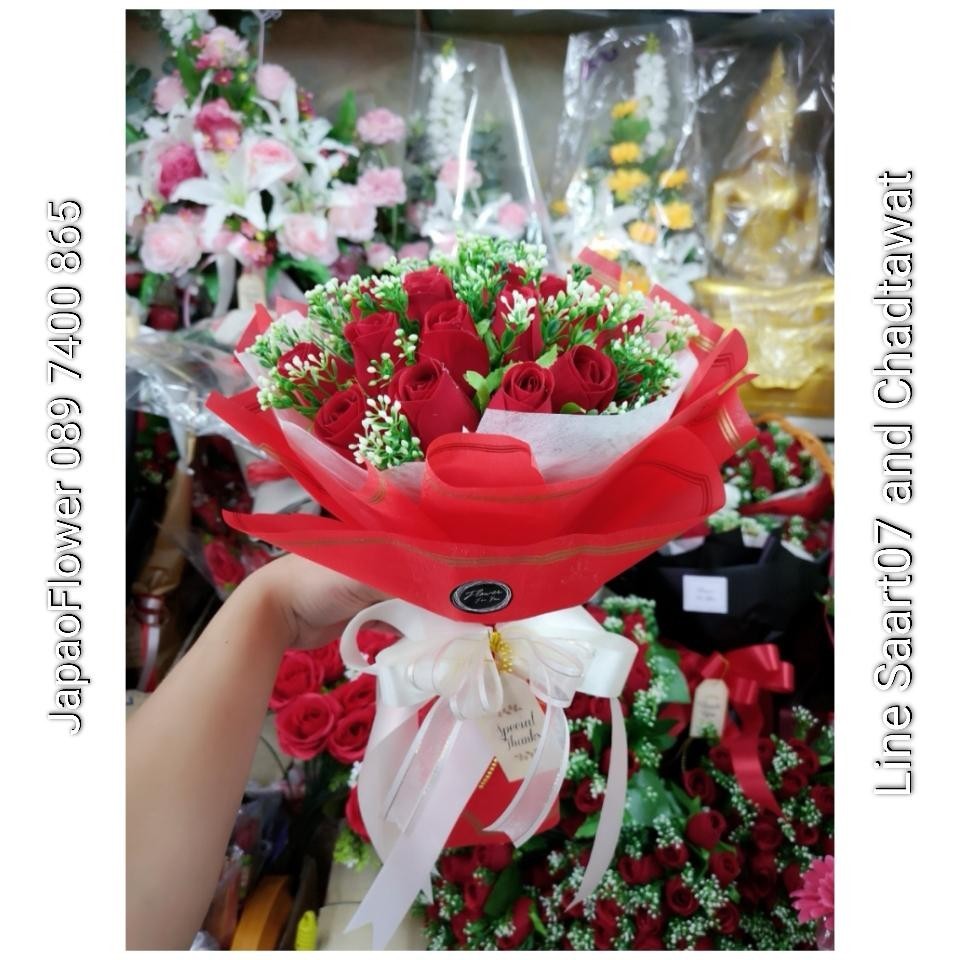 ช่อดอกกุหลาบแห้ง ห่อด้วยกระดาษสีแดง