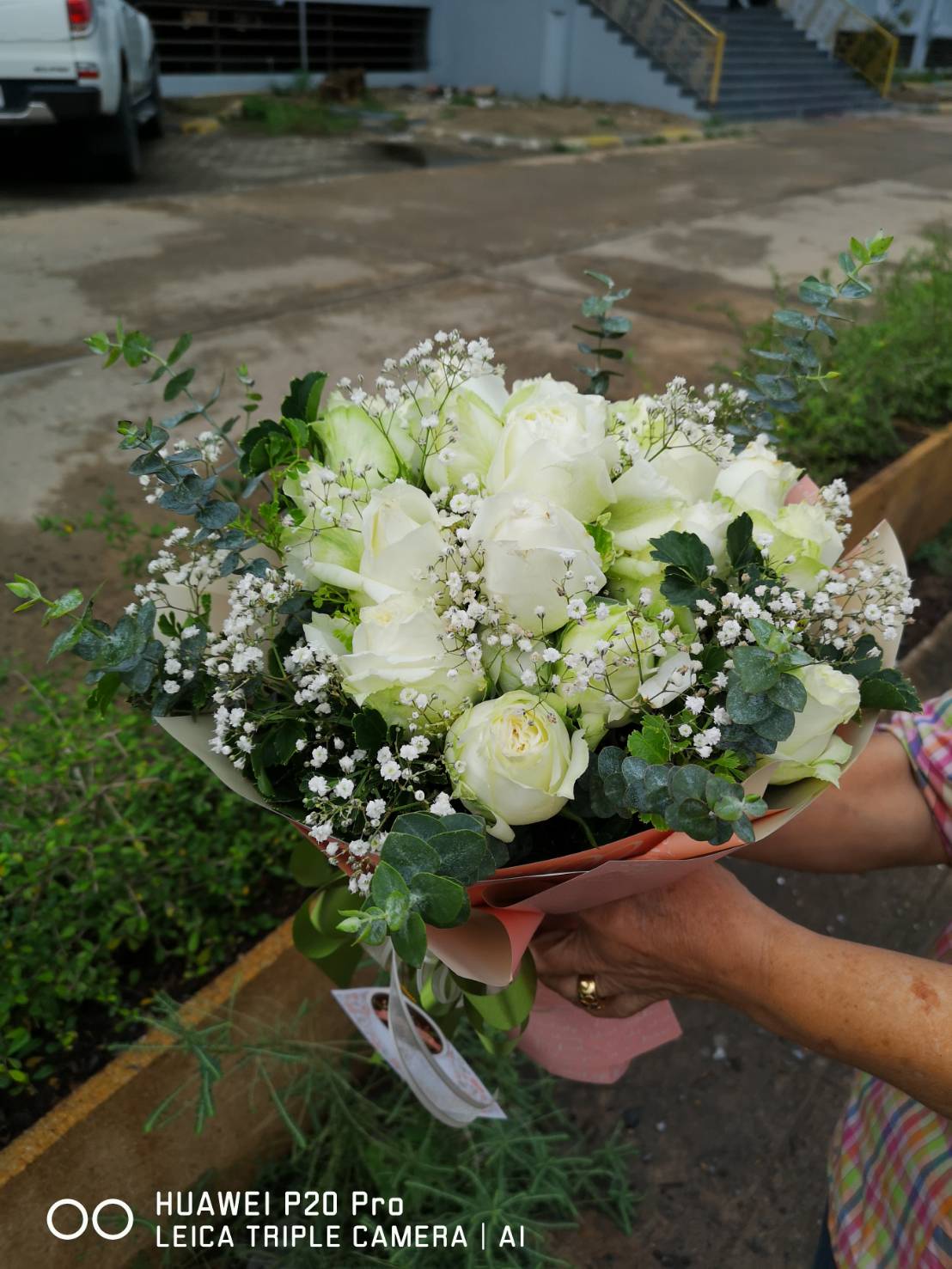 ช่อดอกกุหลาบสีขาวขอแฟนแต่งงาน