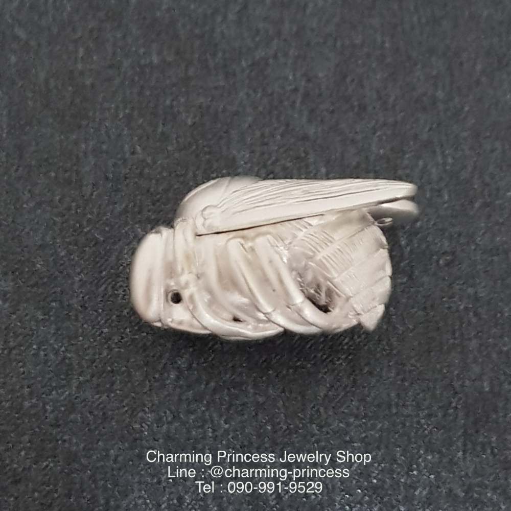 พญาภู่คำ ต่อเงินต่อทอง เนื้อเงิน เครื่องรางของขลังทำพิธีปลุกเสกแล้วคะ พญาแมลงภู่คำนี้ นับเป็นเอกทางโชคลาภ เมตตา ส่งเสริมดวงชะตาให้มั่งคั่ง ทั้งทรัพย์สิน ยศศักดิ์ เป็นที่รักใคร่เอ็นดูของผู้คนทั้งหลาย อีกทั้งยังป้องกันคุณไสยมนต์ดำ