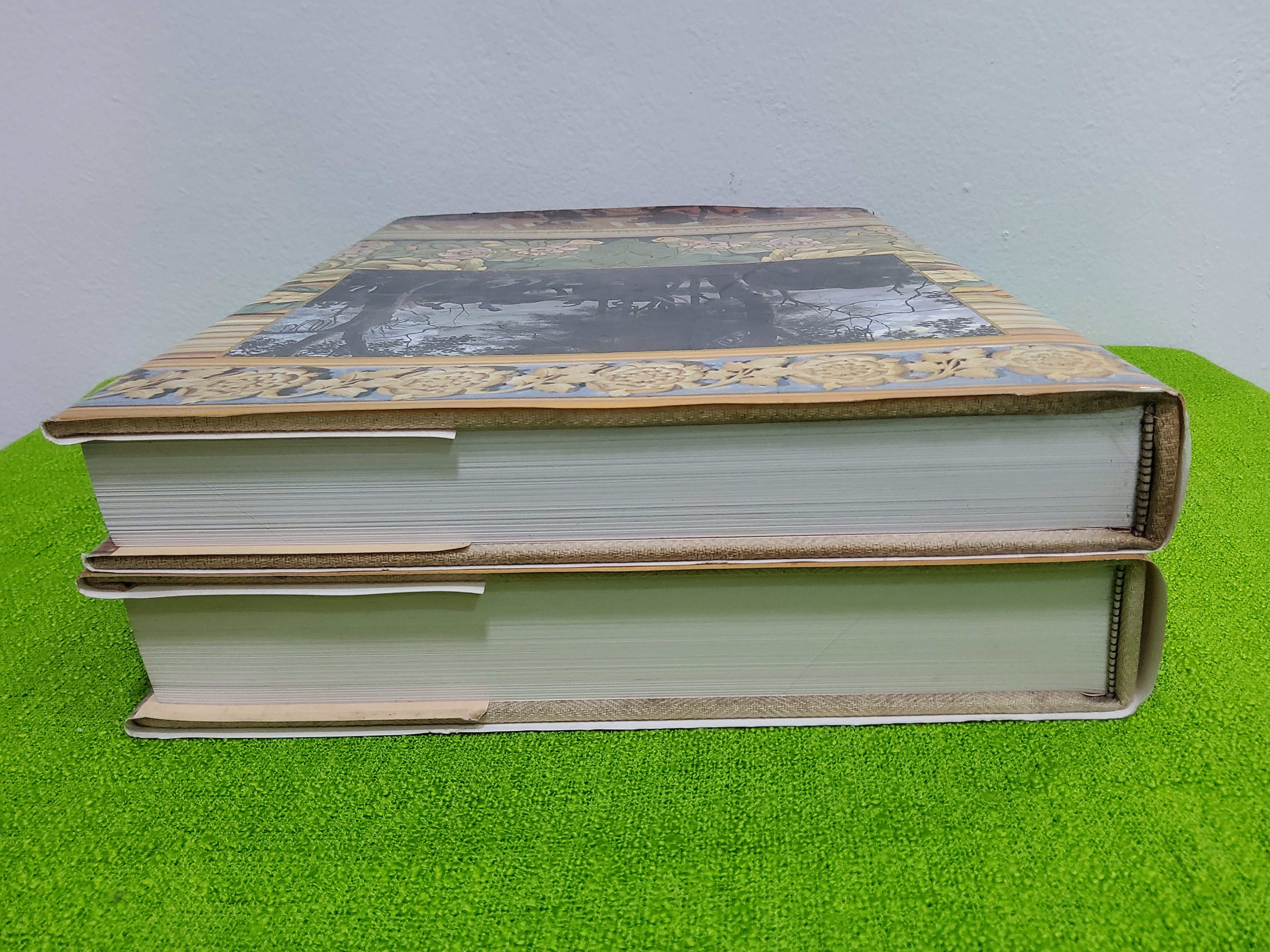 Boxset หนังสือจิตรกรรมและประติมากรรมแบบตะวันตกในราชสำนัก ชุด 2 เล่ม / พิมพ์ 1 2535 ปกแข็งหุ้มผ้า