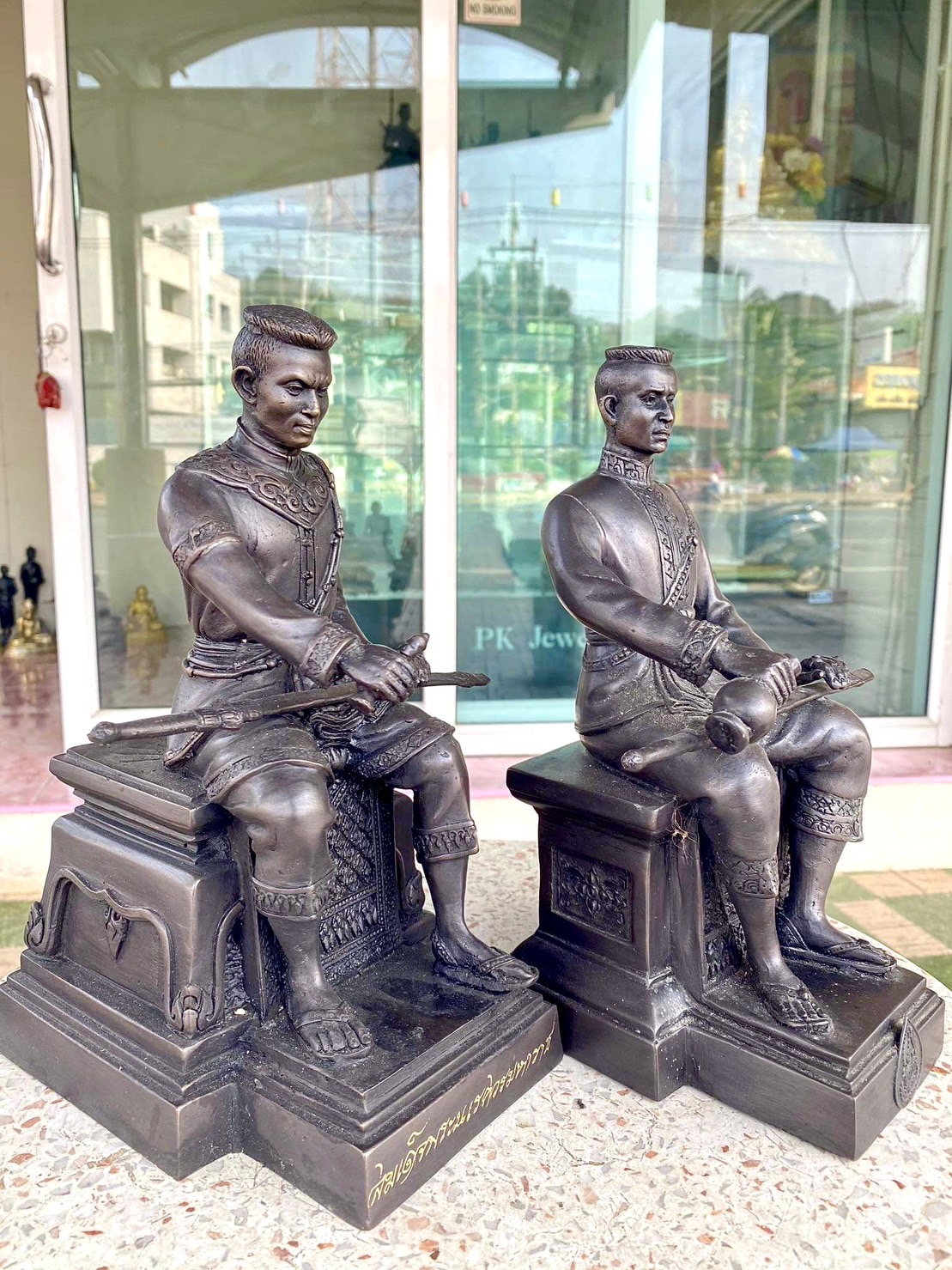 รูปหล่อสมเด็จพระนเรศวรมหาราช หน้าตัก5นิ้ว เนื้อทองเหลืองรมดำ พิมพ์ประกาศอิสระภาพ