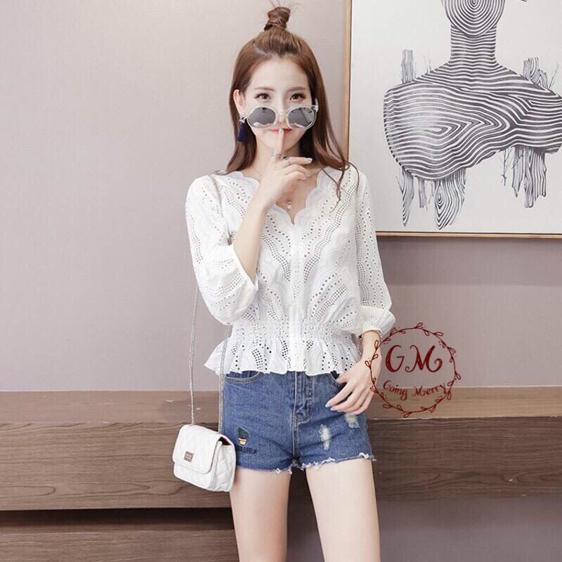 เสื้อผ้าป่าน คอวี งานฉลุทั้งตัว จั๊มเอวและปลายแขน งานสไตล์เกาหลี แมทได้หลายสไตล์ค่ะ ใส่ไปชิวๆ เก๋ๆ รับลมร้อนกันค่ะ