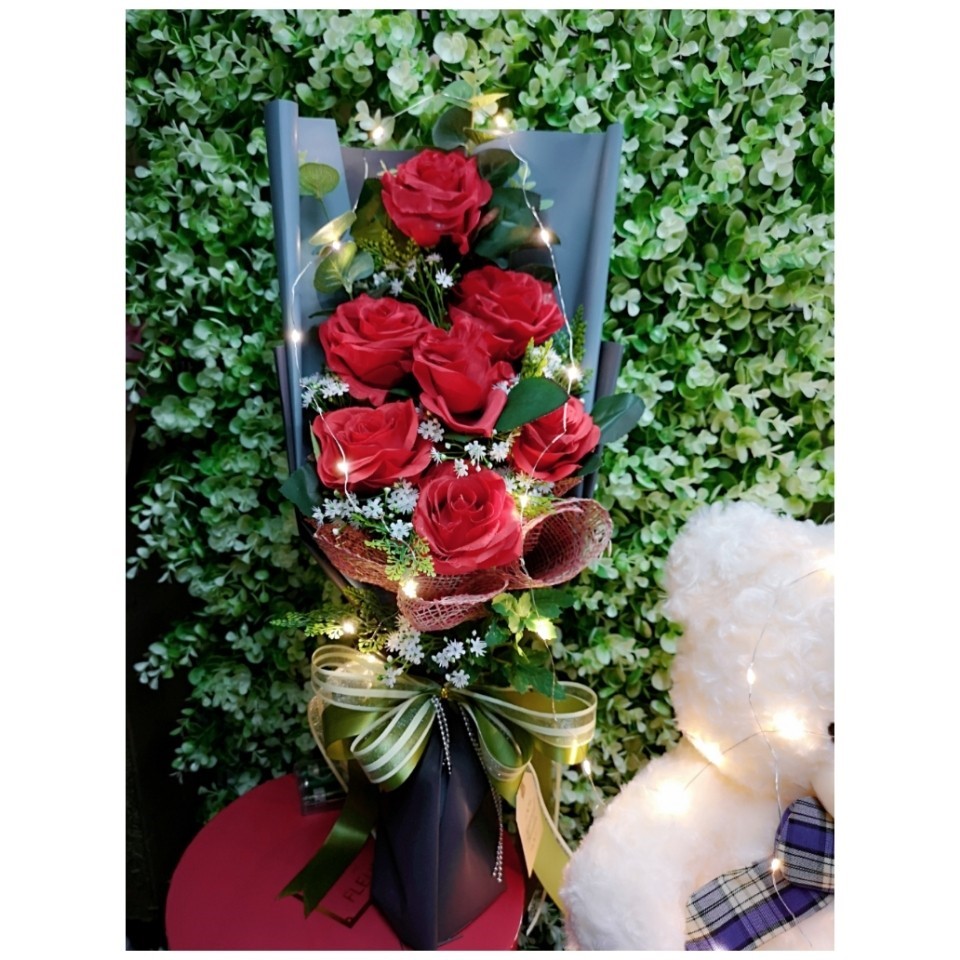 ช่อดอกกุหลาบแดง ทรงสูง พร้อมตุ๊กตาหมี