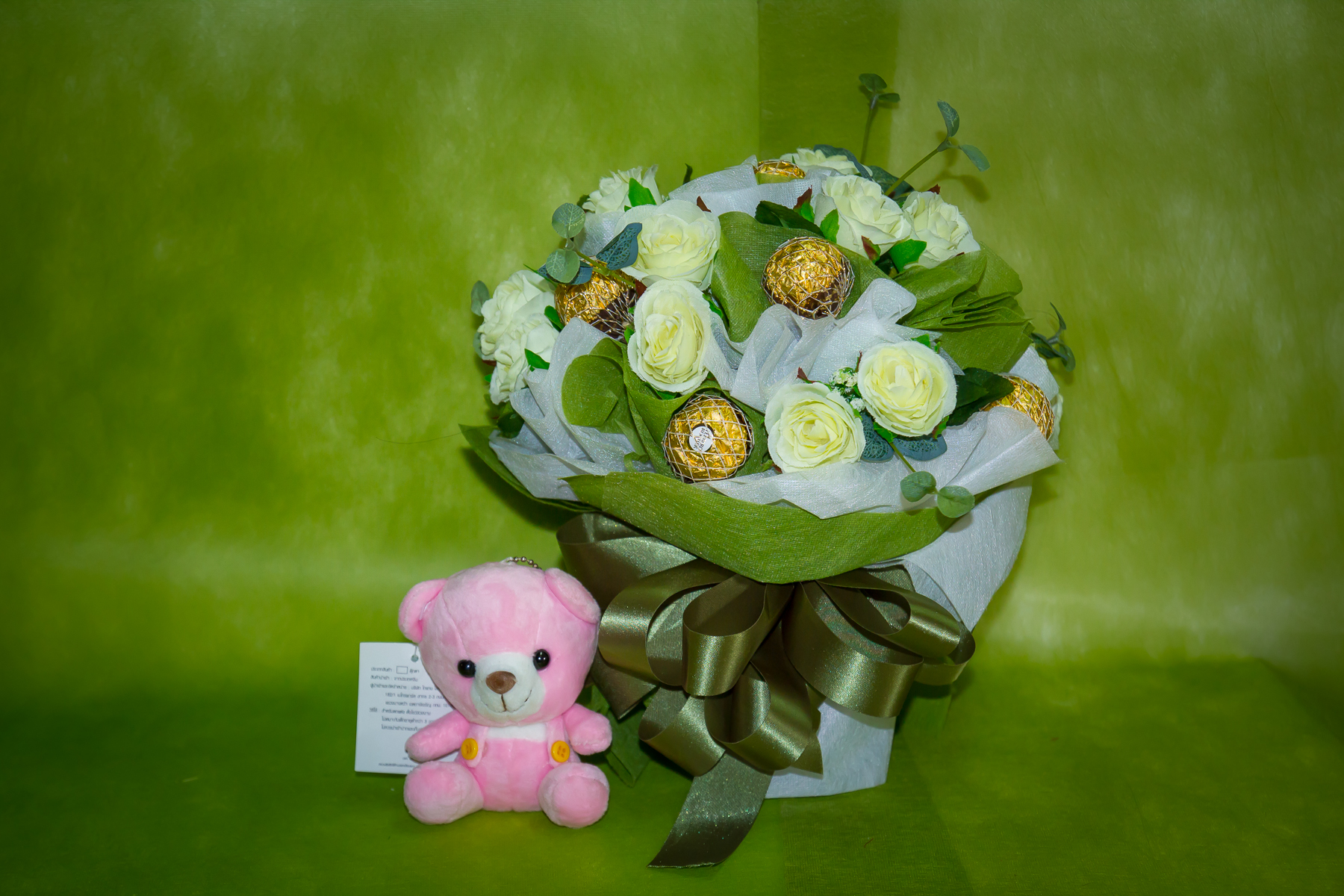 ช่อเฟอเรโร่ (Ferrero Rocher) 9 ลูก ดอกกุหลาบสีขาว กระดาษสีเขียว