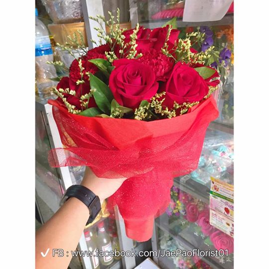 ช่อดอกกุหลาบสีแดง เกรด A ทรงกลม ห่อด้วยกระดาษสีแดง