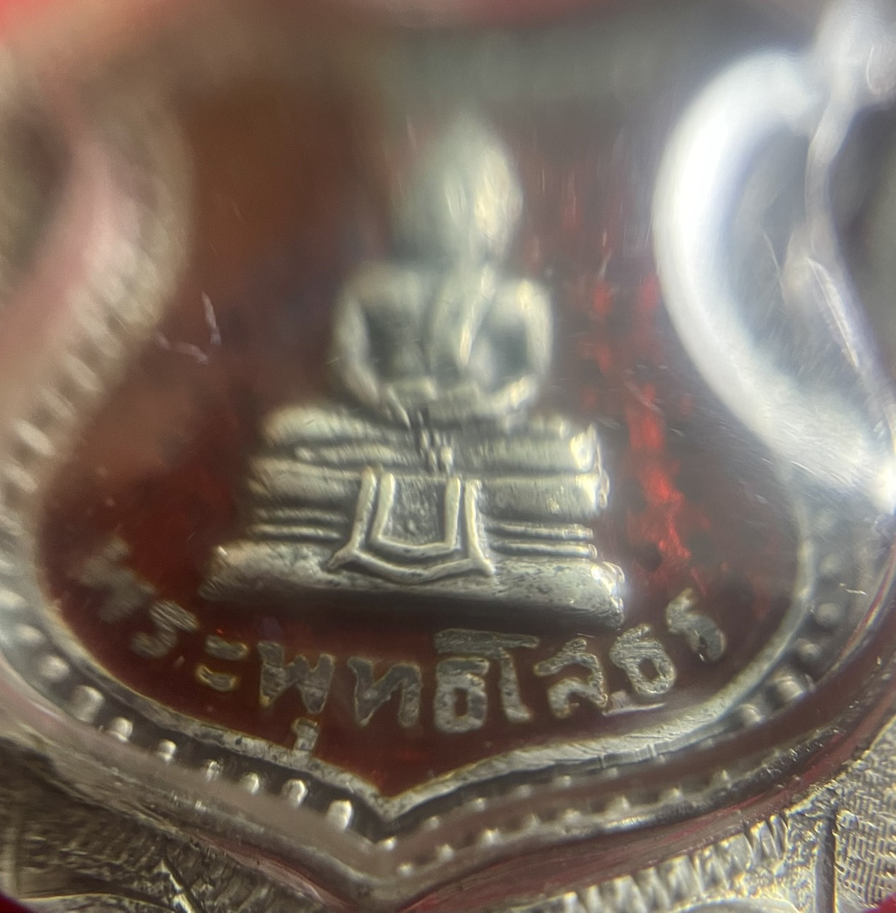 หลวงพ่อโสธรปี2498 เนื้อเงินลงยาสีแดงรุ่นแรก บล็อก5จุด พิมพ์หลังเข็มกลัด