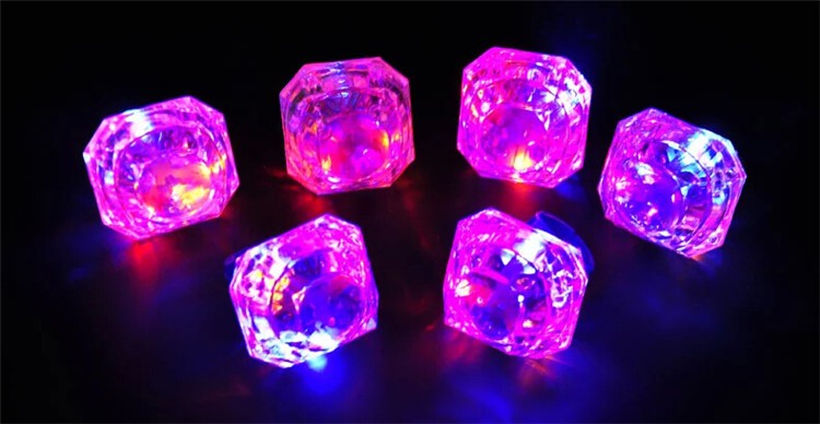 แหวนเพชรเม็ดใหญ่มีไฟ LED กระพริบ