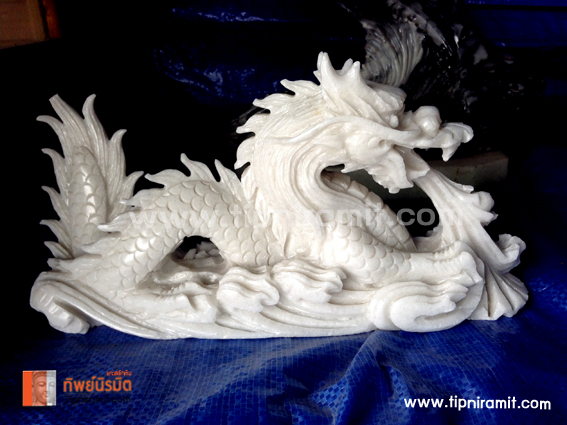 มังกรพ่นน้ำสีขาว